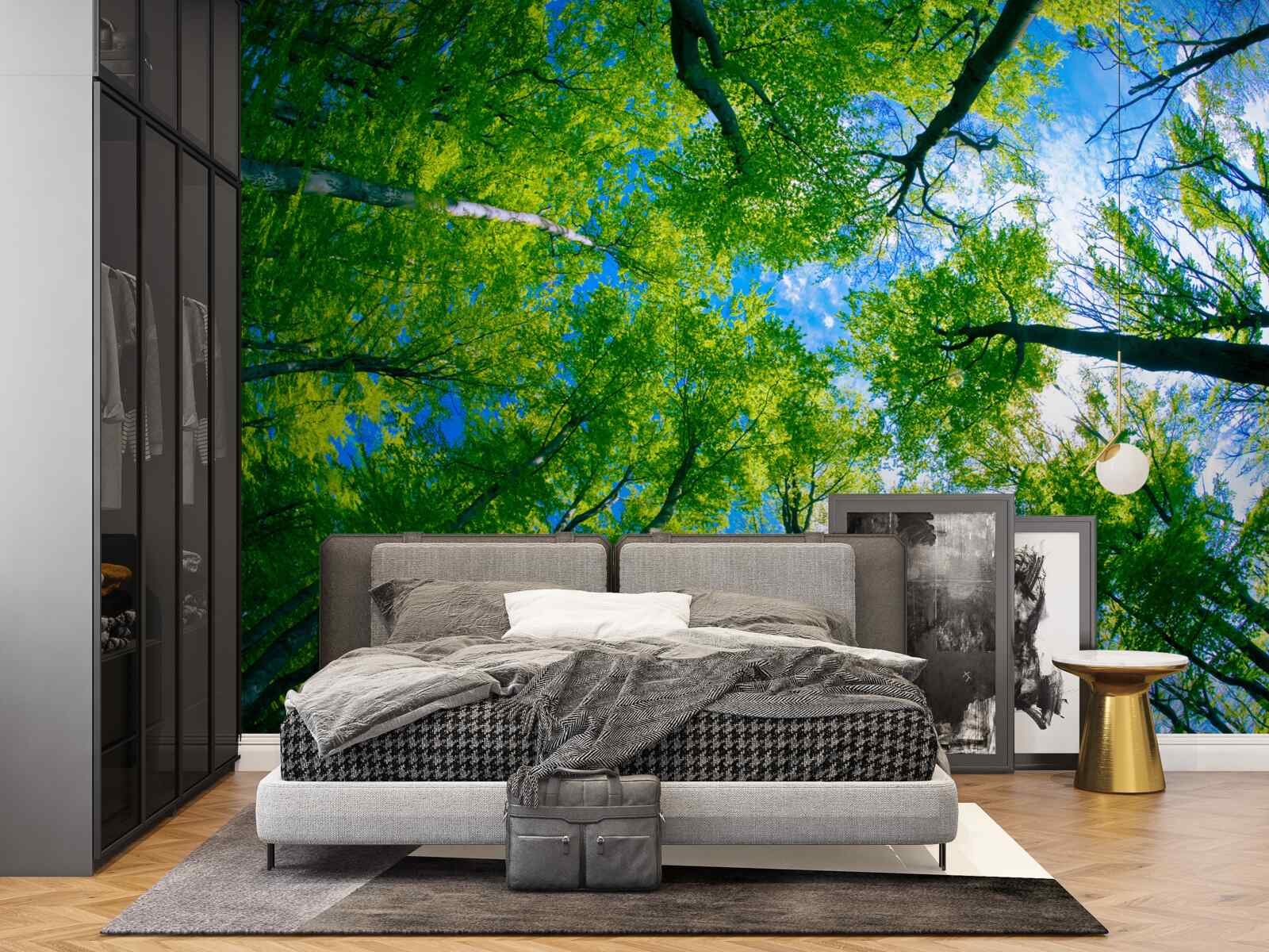 Fototapeta smaragdovo sfarbený les s modrou oblohou v Pozadí