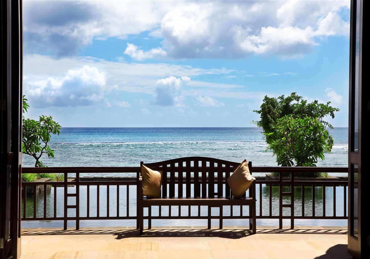 Fototapeta pohodlná lavička na pobreží oceánu