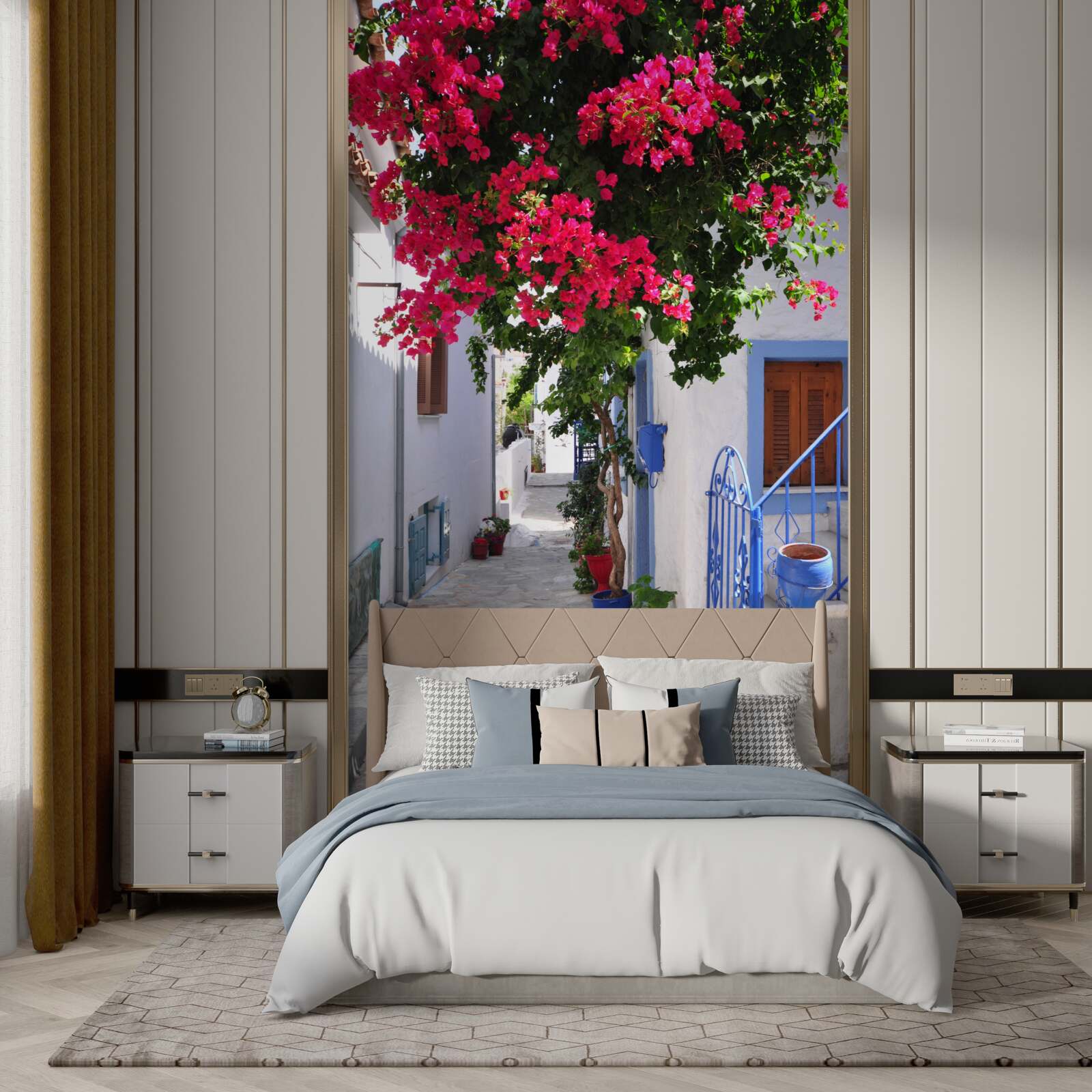 Fototapeta V Grécku pri bielych domoch rastú červené kvety