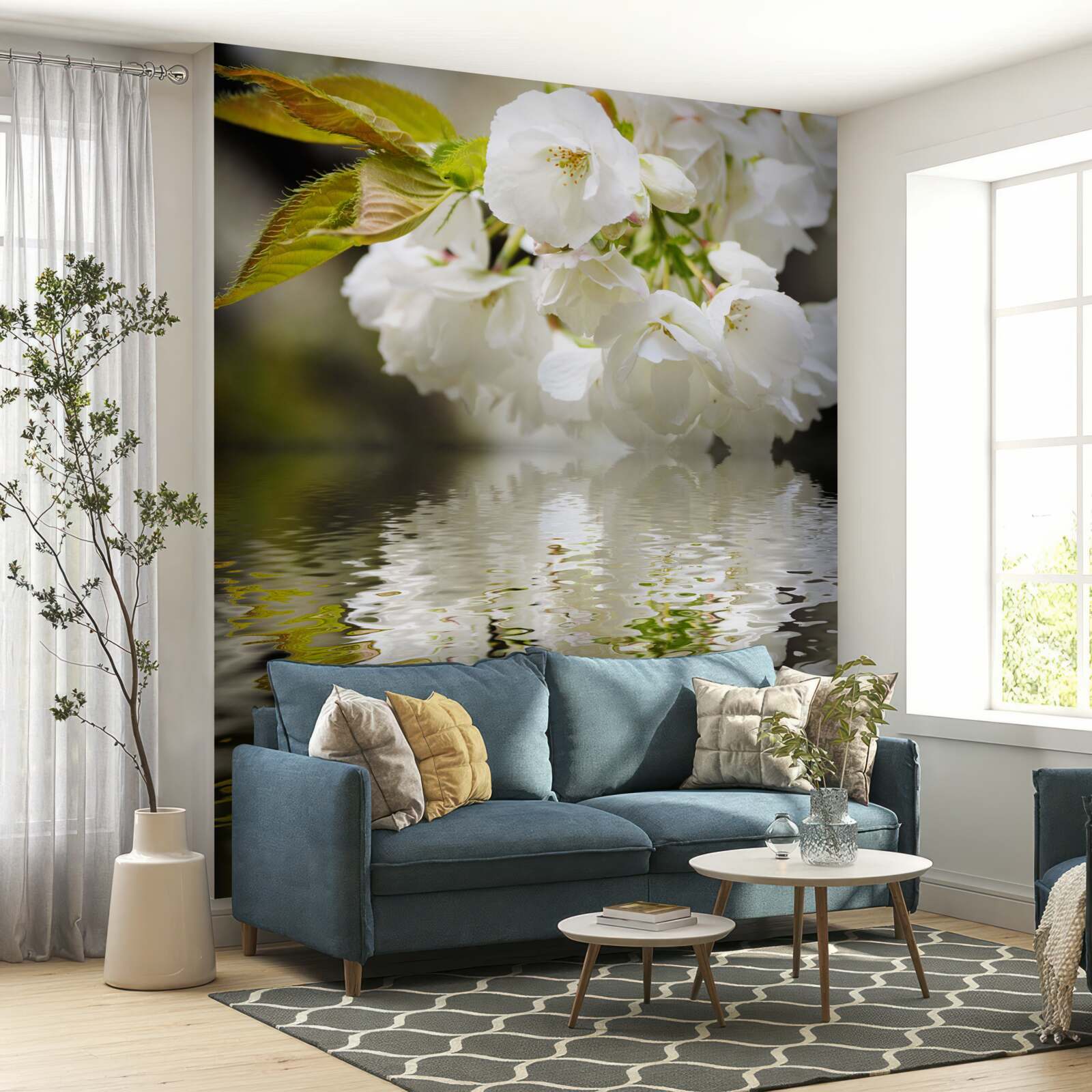 Fototapeta sakurové kvety v bielych odtieňoch sa skláňajú nad vodnou hladinou