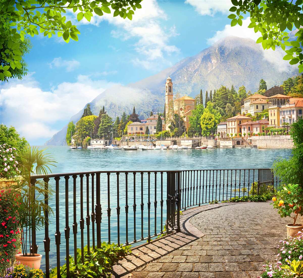 Fototapeta promenáda s panoramatickým výhľadom na historické mesto a horskú krajinu