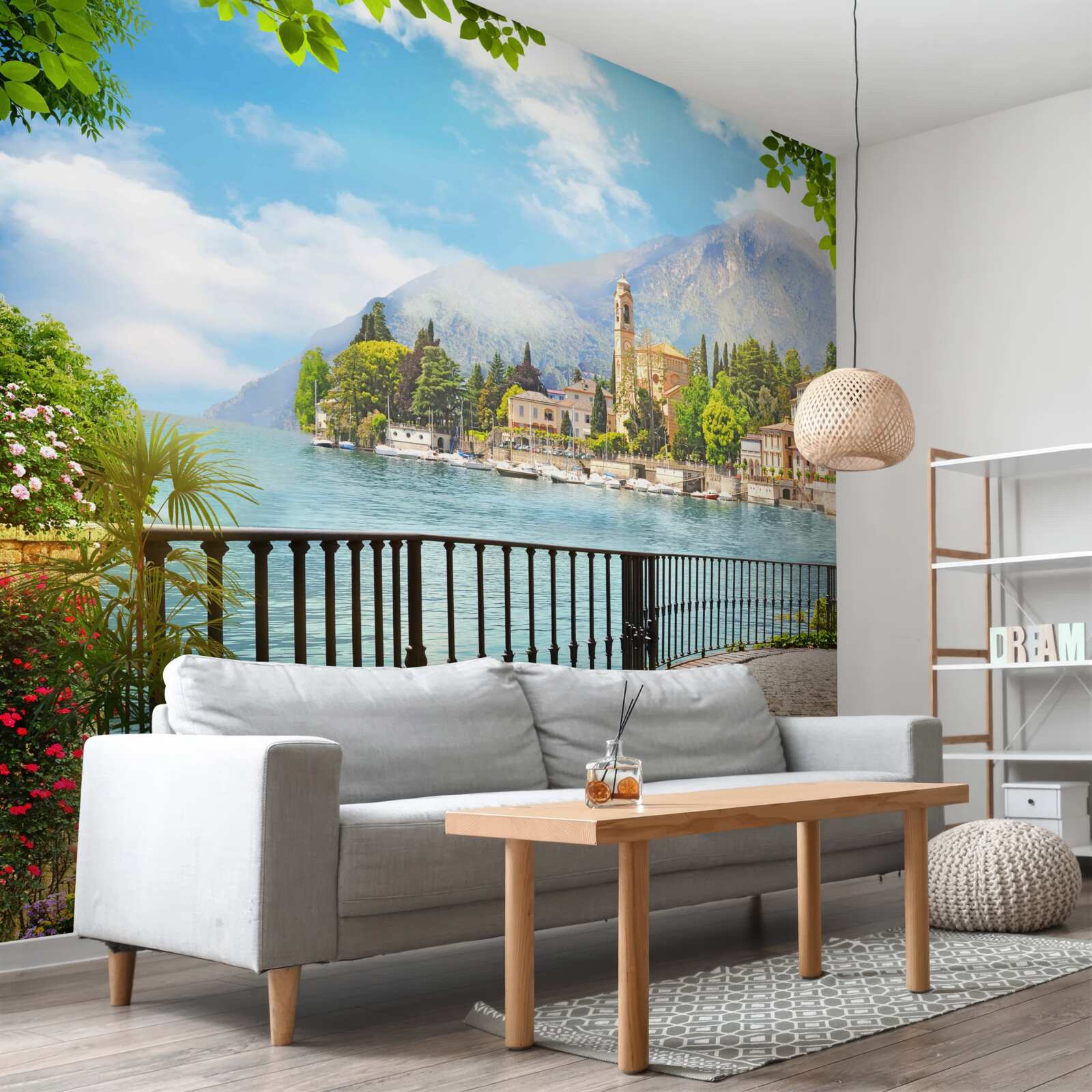 Fototapeta promenáda s panoramatickým výhľadom na historické mesto a horskú krajinu