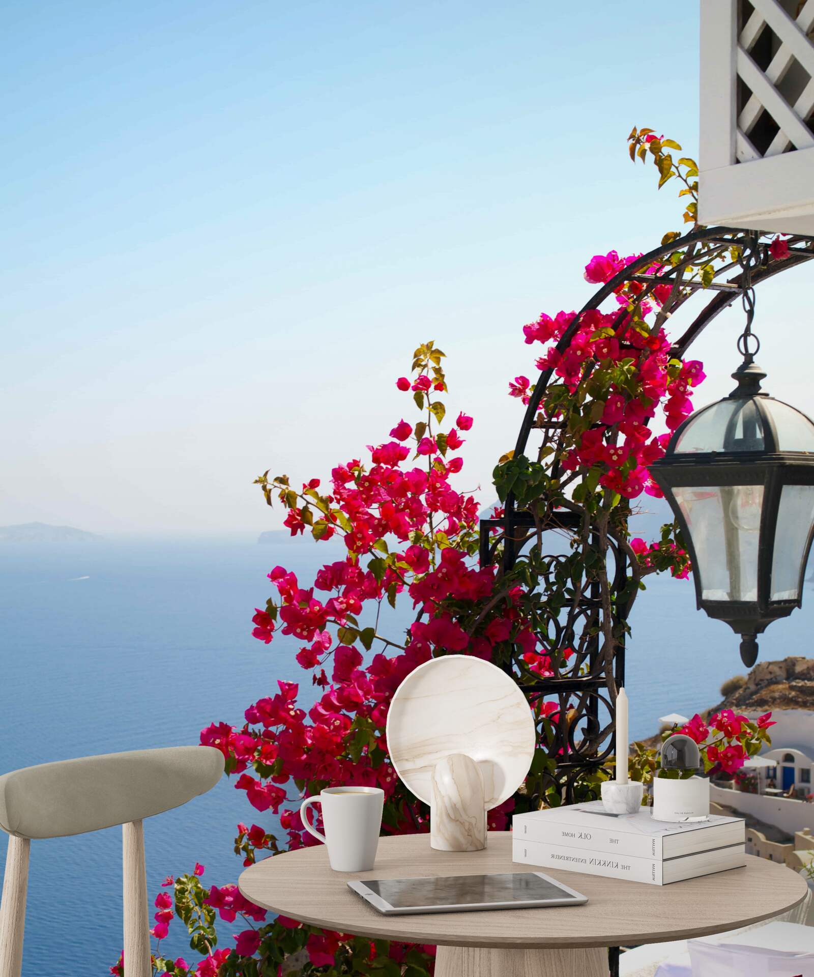 Fototapeta Oblúk pri jazierku, prepletený rozkvitnutými červenými kvetmi