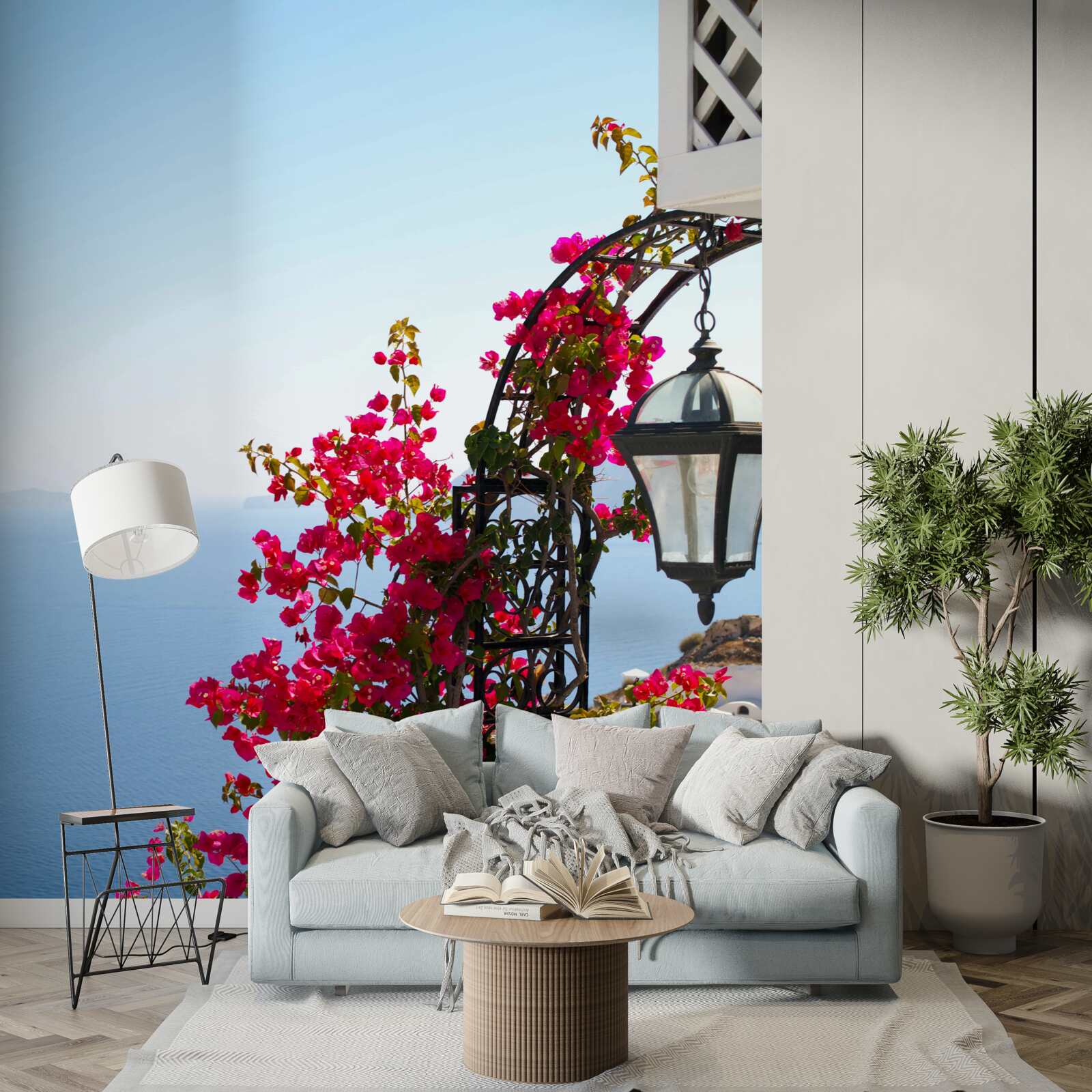 Fototapeta Oblúk pri jazierku, prepletený rozkvitnutými červenými kvetmi