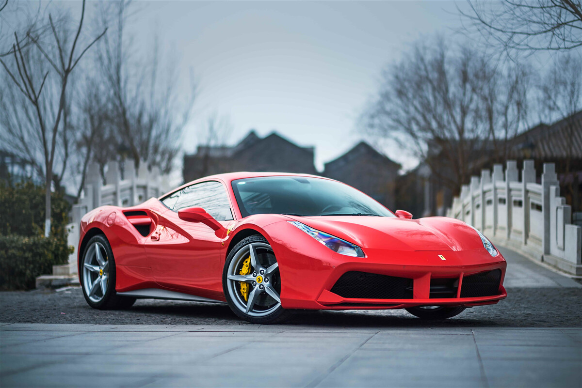 Fototapeta nádherné šarlátové červené ferrari v daždivom počasí