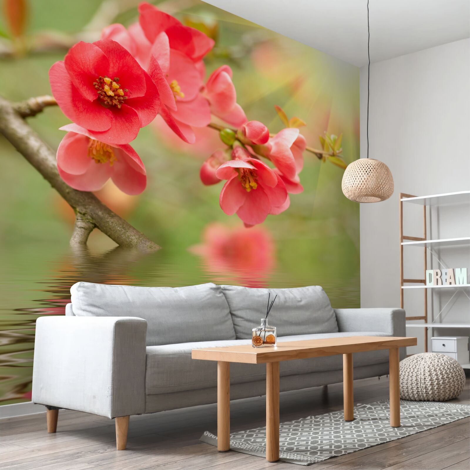 Fototapeta šarlátové kvety sakury vzpery pri vode posledného dňa