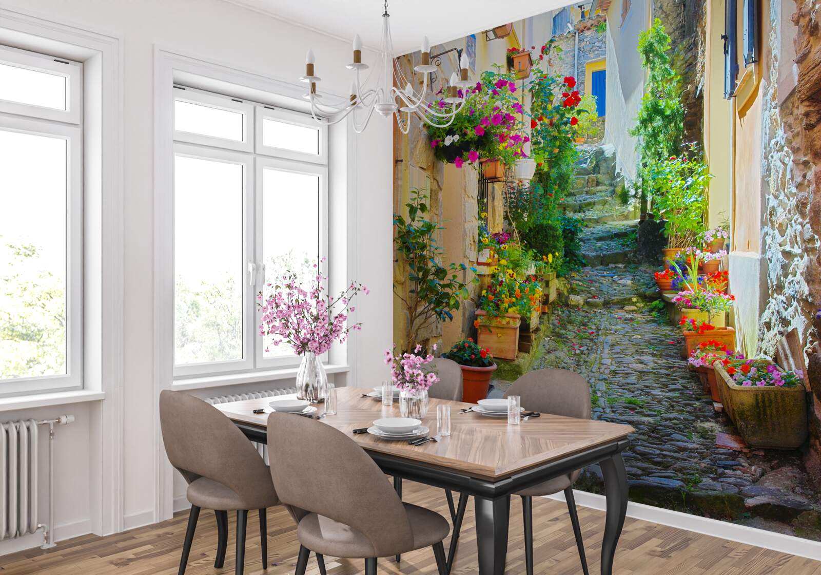 Fototapeta úzka a útulná ulička v starej časti mesta, obklopená kvetmi