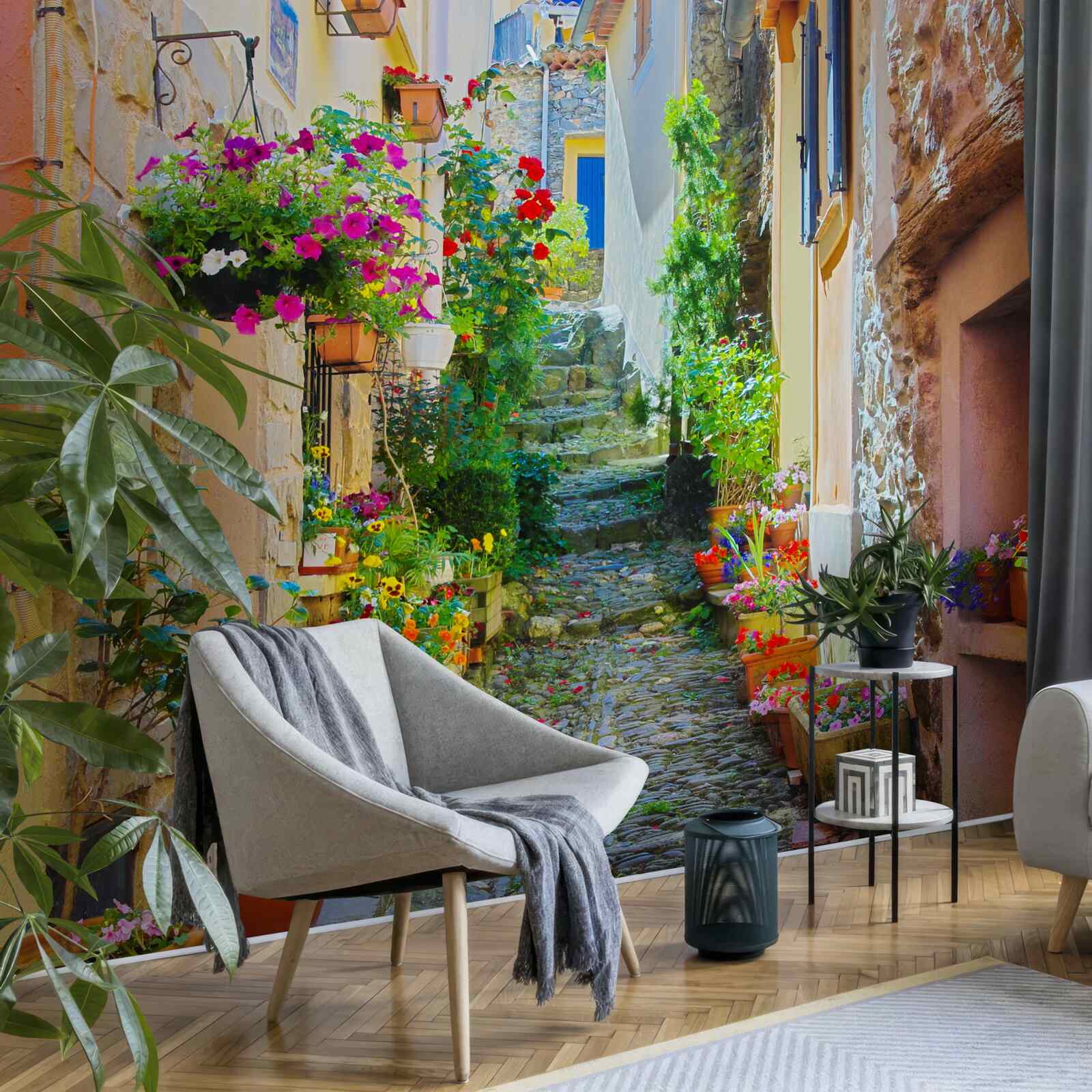Fototapeta úzka a útulná ulička v starej časti mesta, obklopená kvetmi
