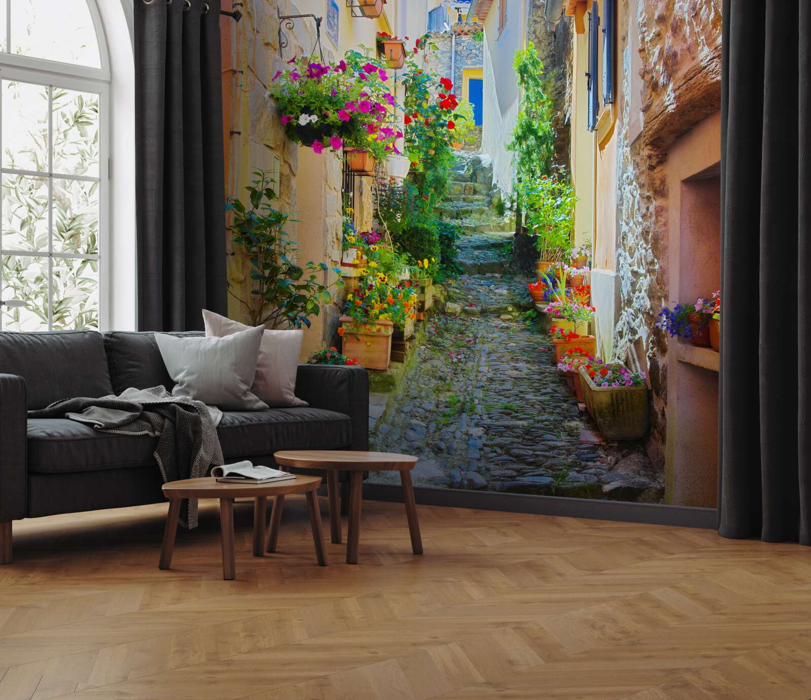 Fototapeta úzka a útulná ulička v starej časti mesta, obklopená kvetmi
