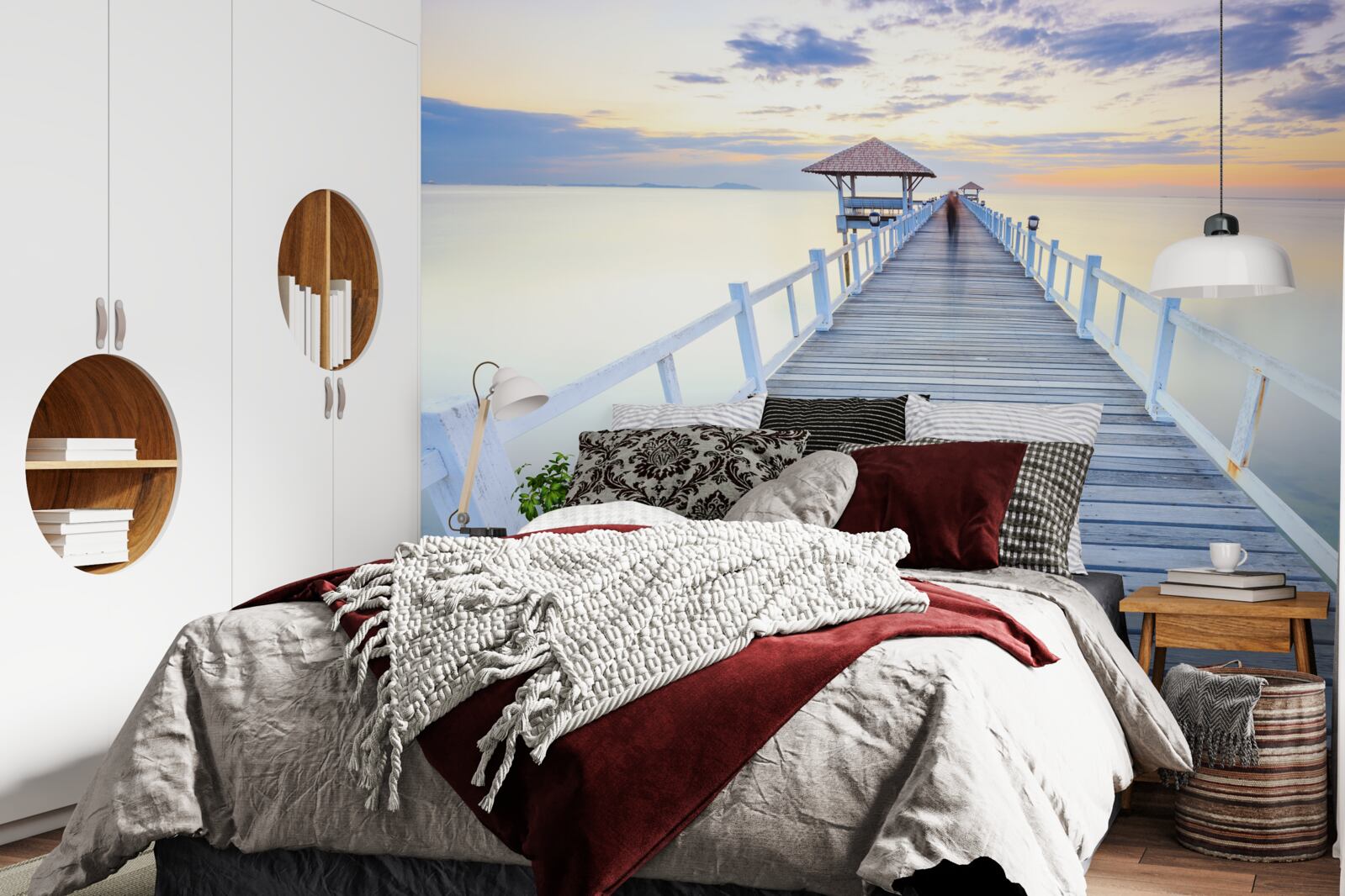 Fototapeta mólo s altánkom nad vodou za úsvitom, ktoré už videlo veľa