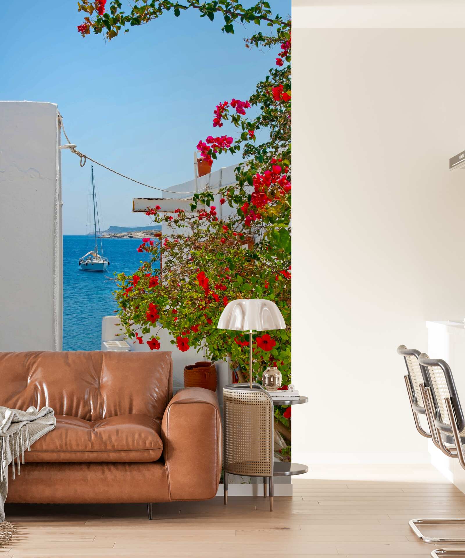 Fototapeta červená farba z granátového jablka sa cení na stenách bielych domov