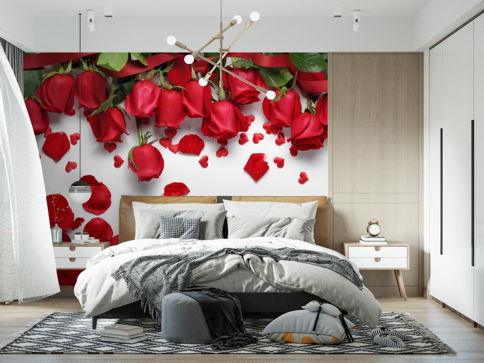 Fototapeta z červených a šarlátových ruží padajú okvetné lístky