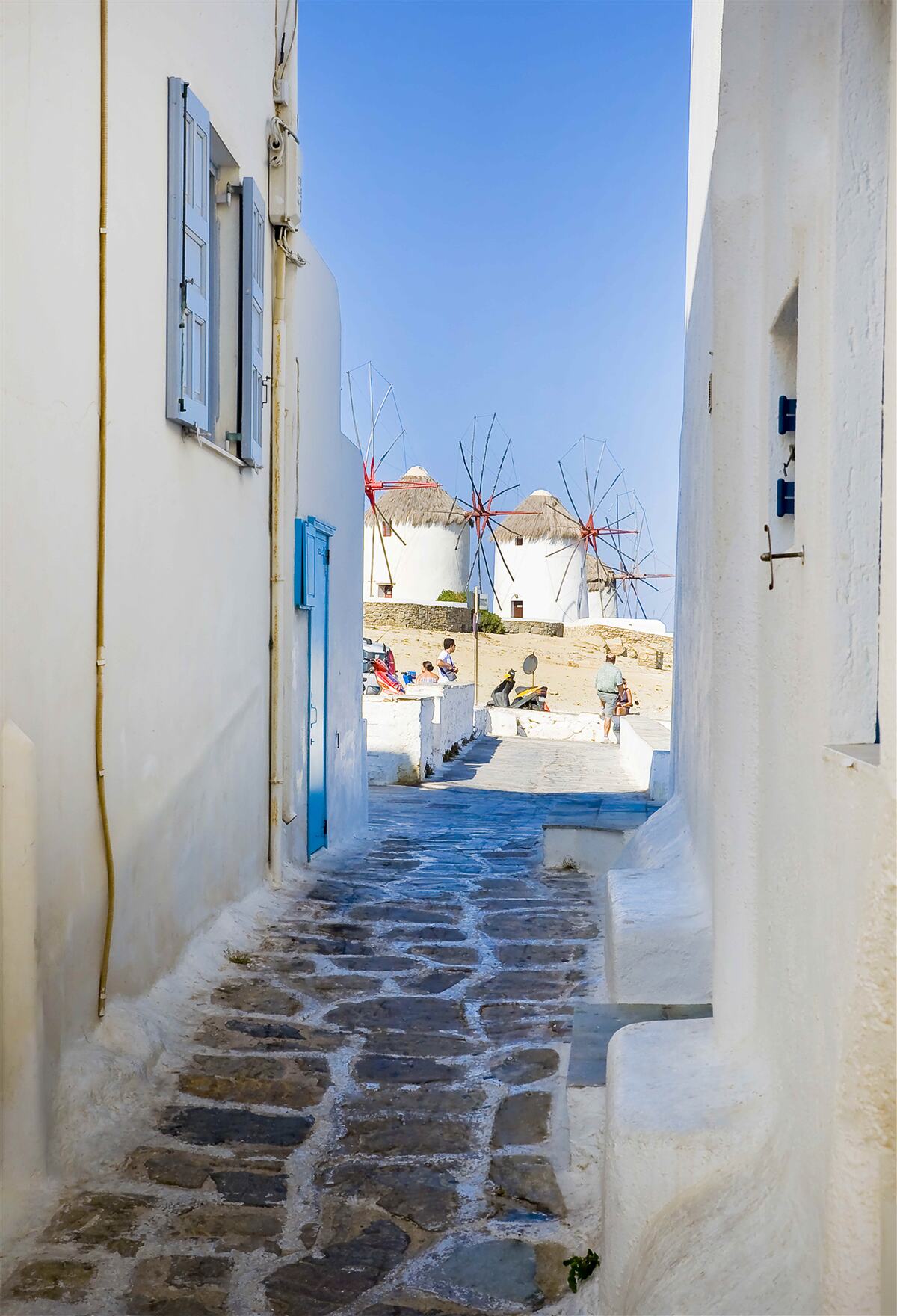 Fototapeta starú ulicu lemujú biele domy