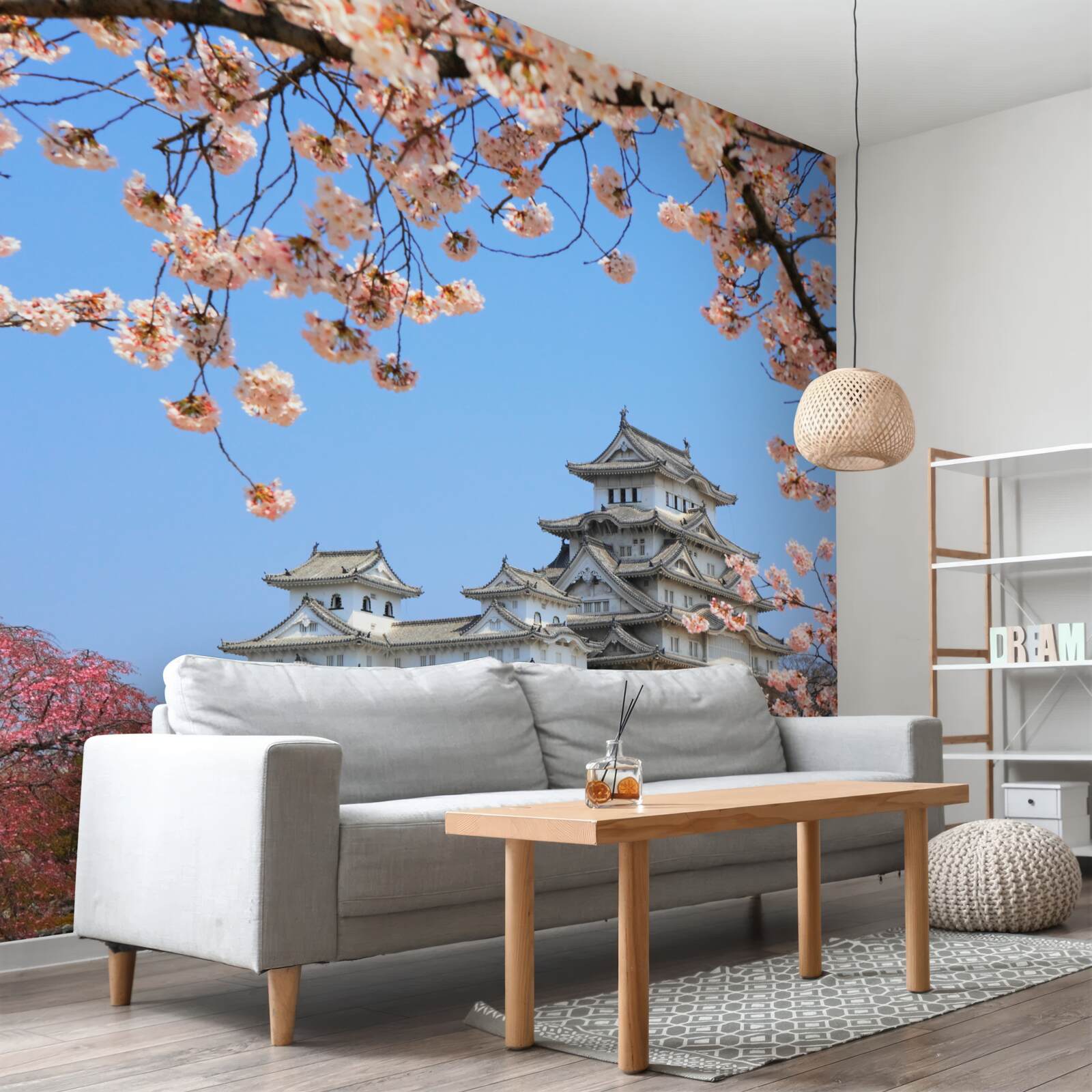 Fototapeta Staroveký japonský kostol pokrytý sakurou