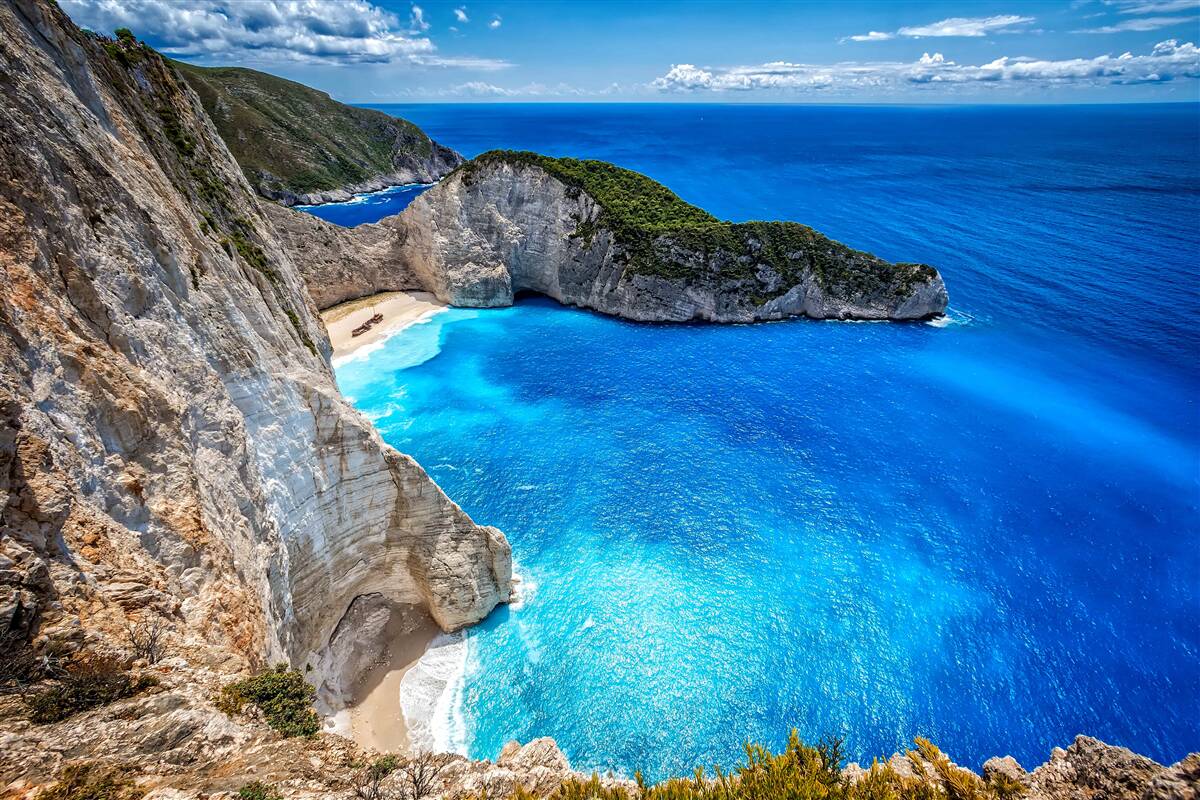 Fototapeta snehobiele pláže a tyrkysové vody na úpätí hôr
