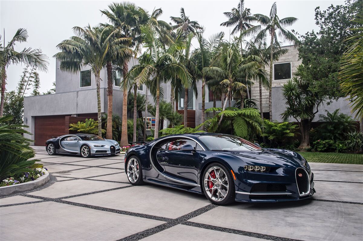 Fototapeta pred rezidenciou parkovali luxusné športové autá