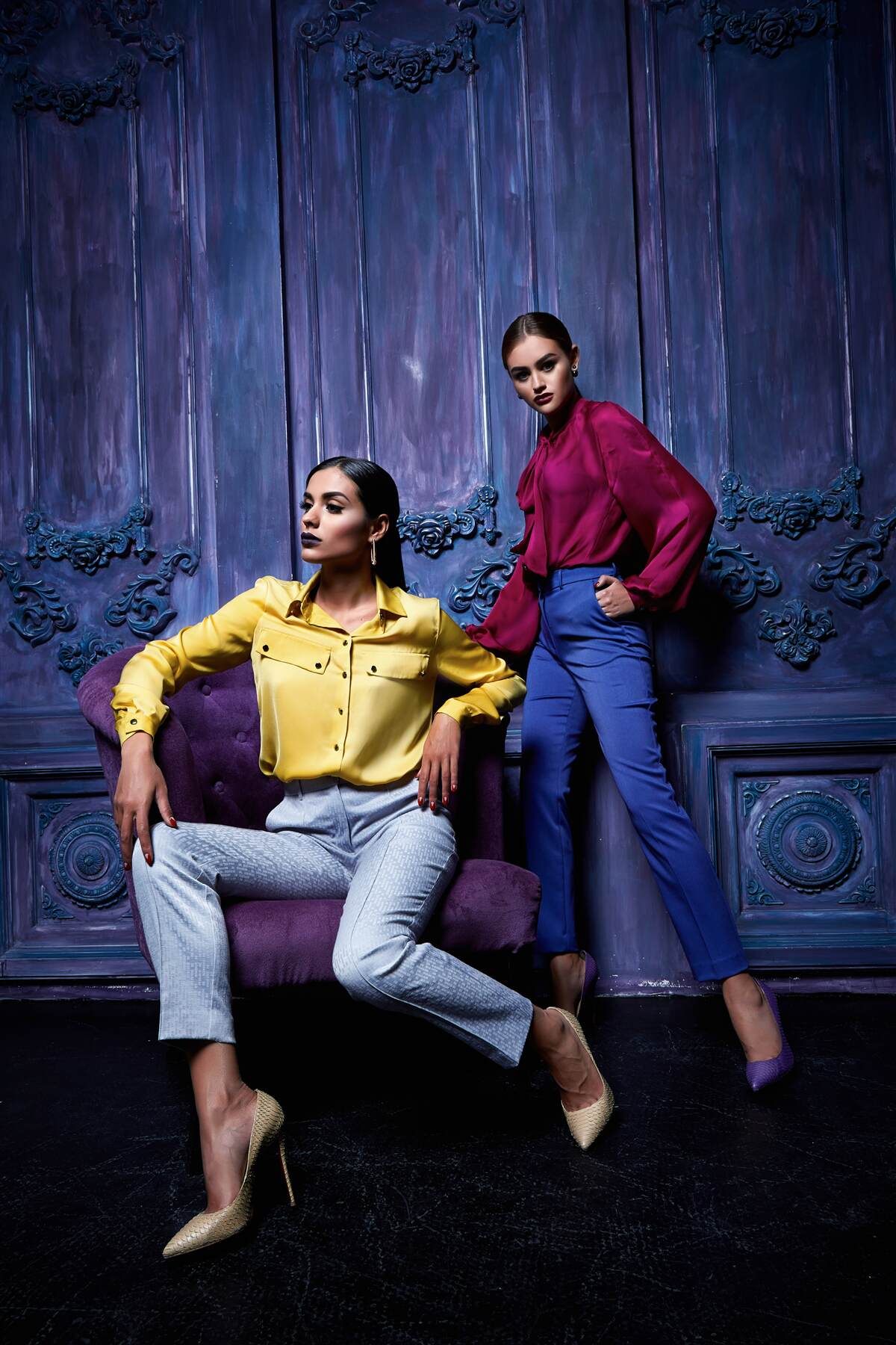 Fototapeta dievčatá v topánkach na vysokom opätku sa fotia pri starobylej stene