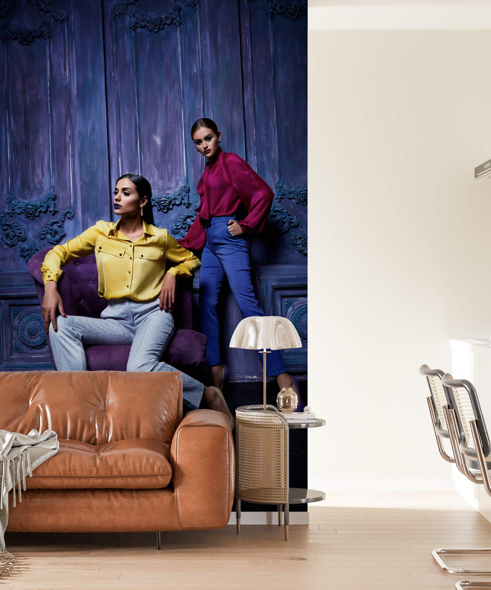 Fototapeta dievčatá v topánkach na vysokom opätku sa fotia pri starobylej stene