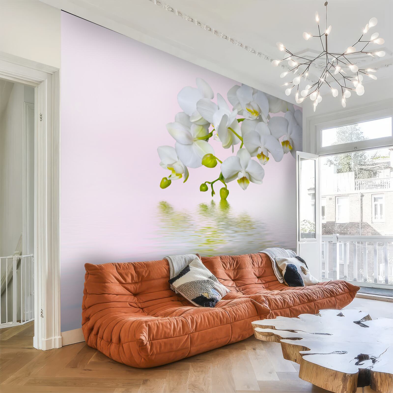 Fototapeta biela orchidea s rozkvitnutými kvetmi a púčikmi pri vode