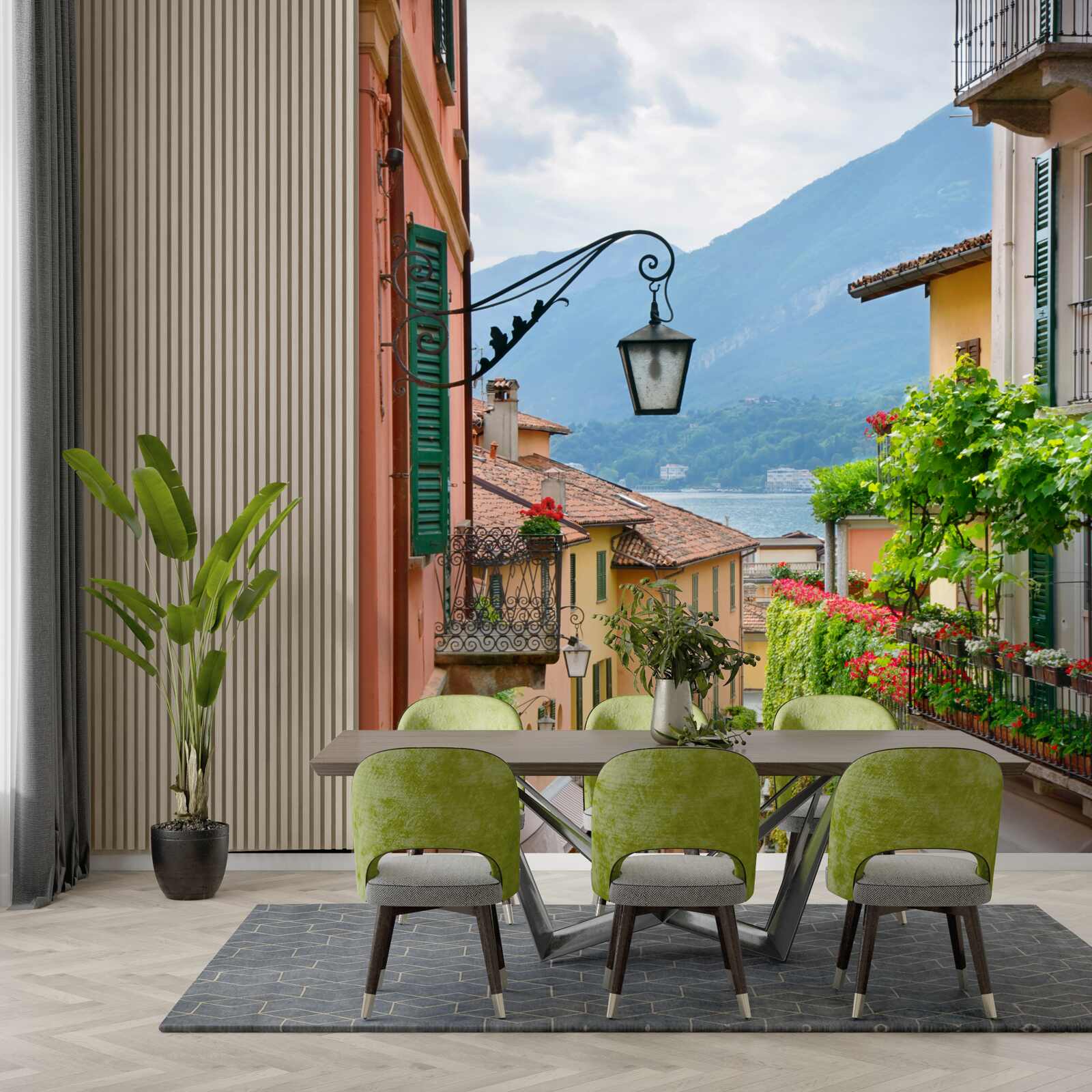 Fototapeta ulica vedúca k moru, zdobená kvetmi a zelenou