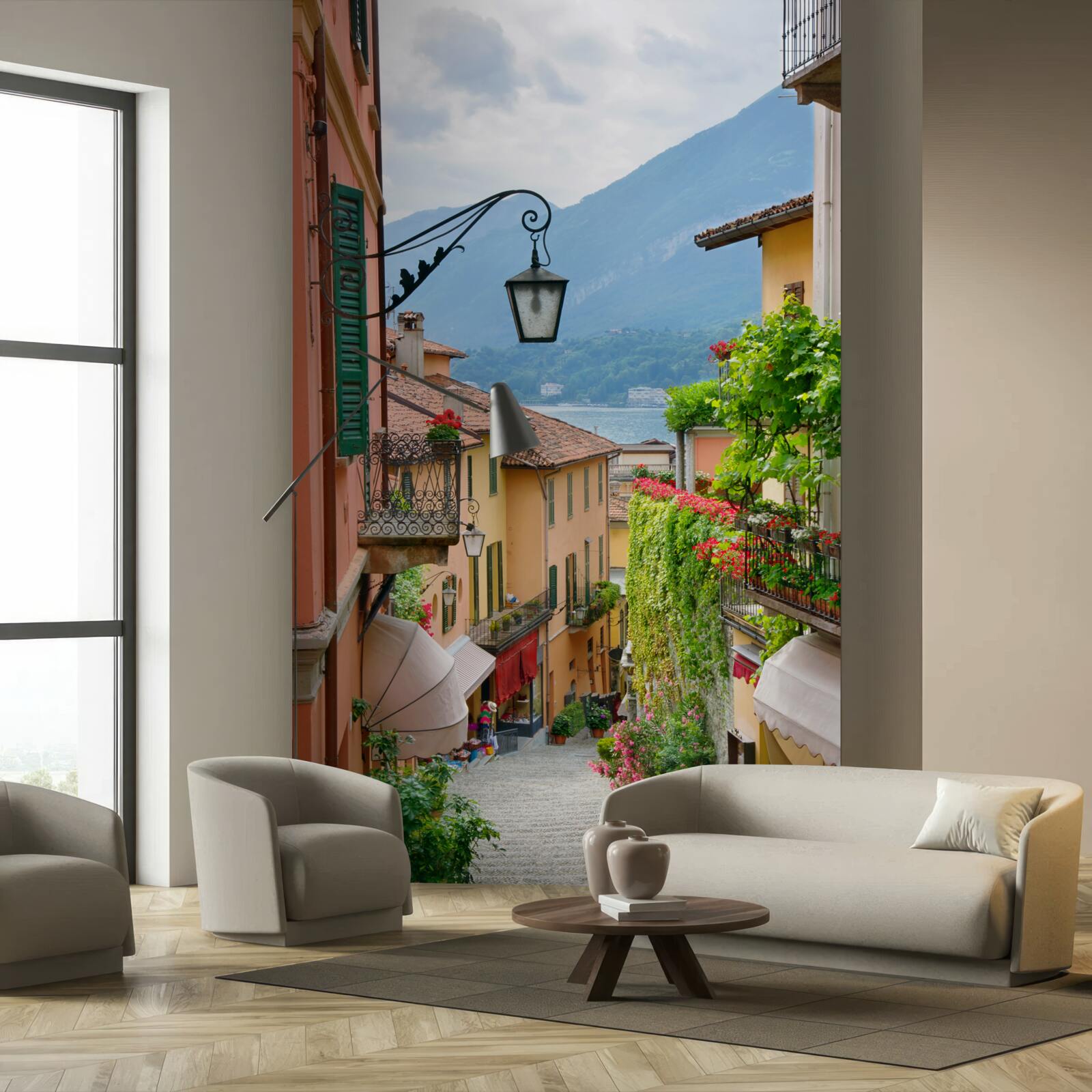 Fototapeta ulica vedúca k moru, zdobená kvetmi a zelenou