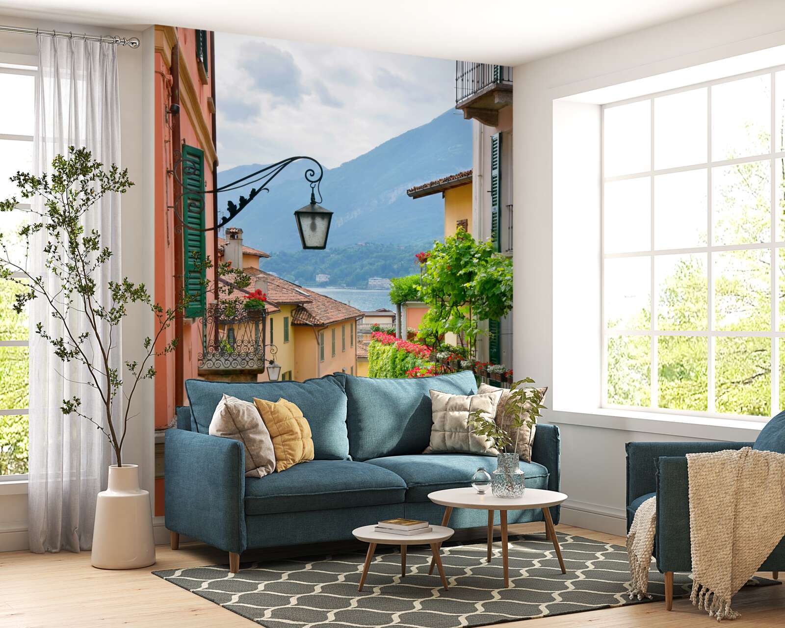 Fototapeta ulica vedúca k moru, zdobená kvetmi a zelenou