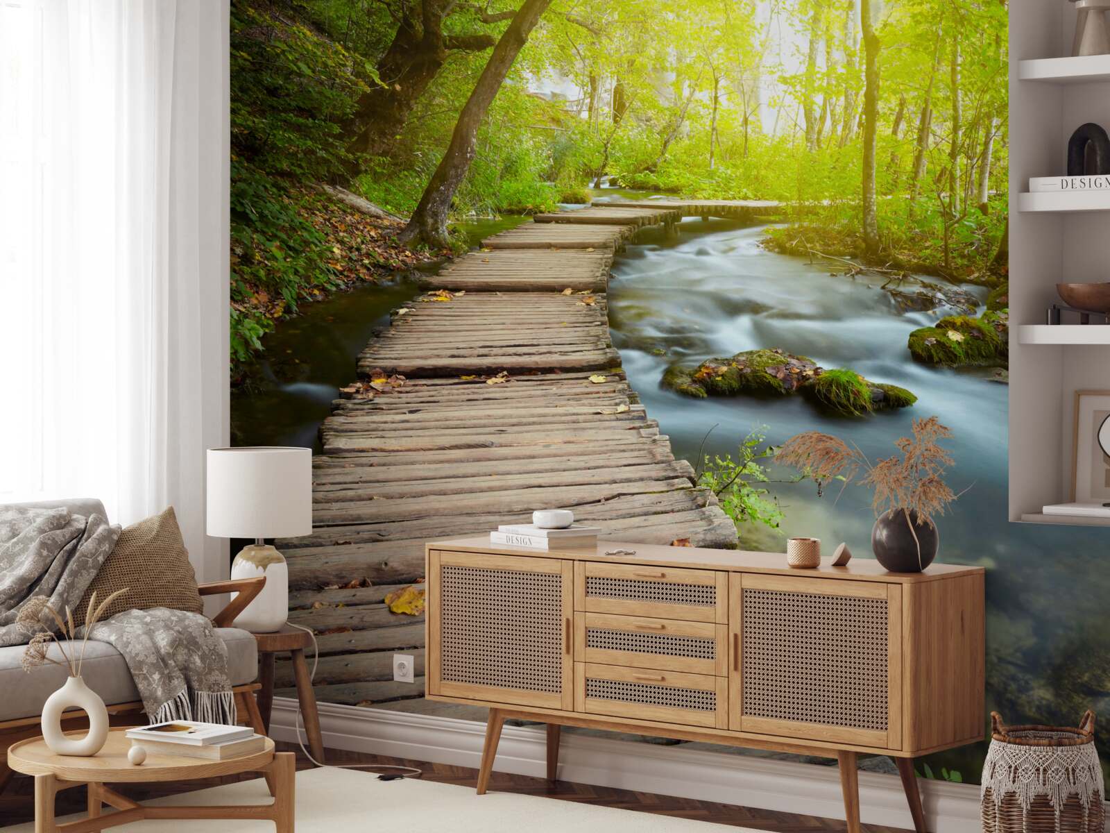 Fototapeta drevená cesta pri rieke v slnečnom lese