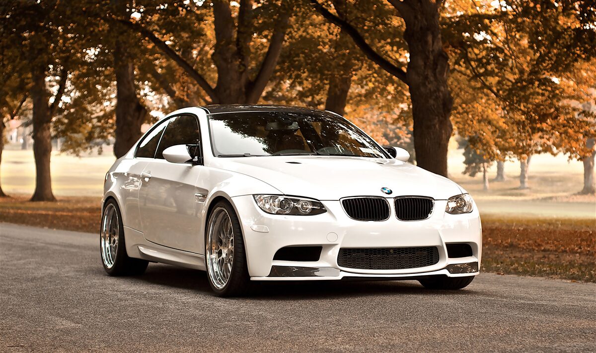 Fototapeta biele BMW na jesennú jazdu