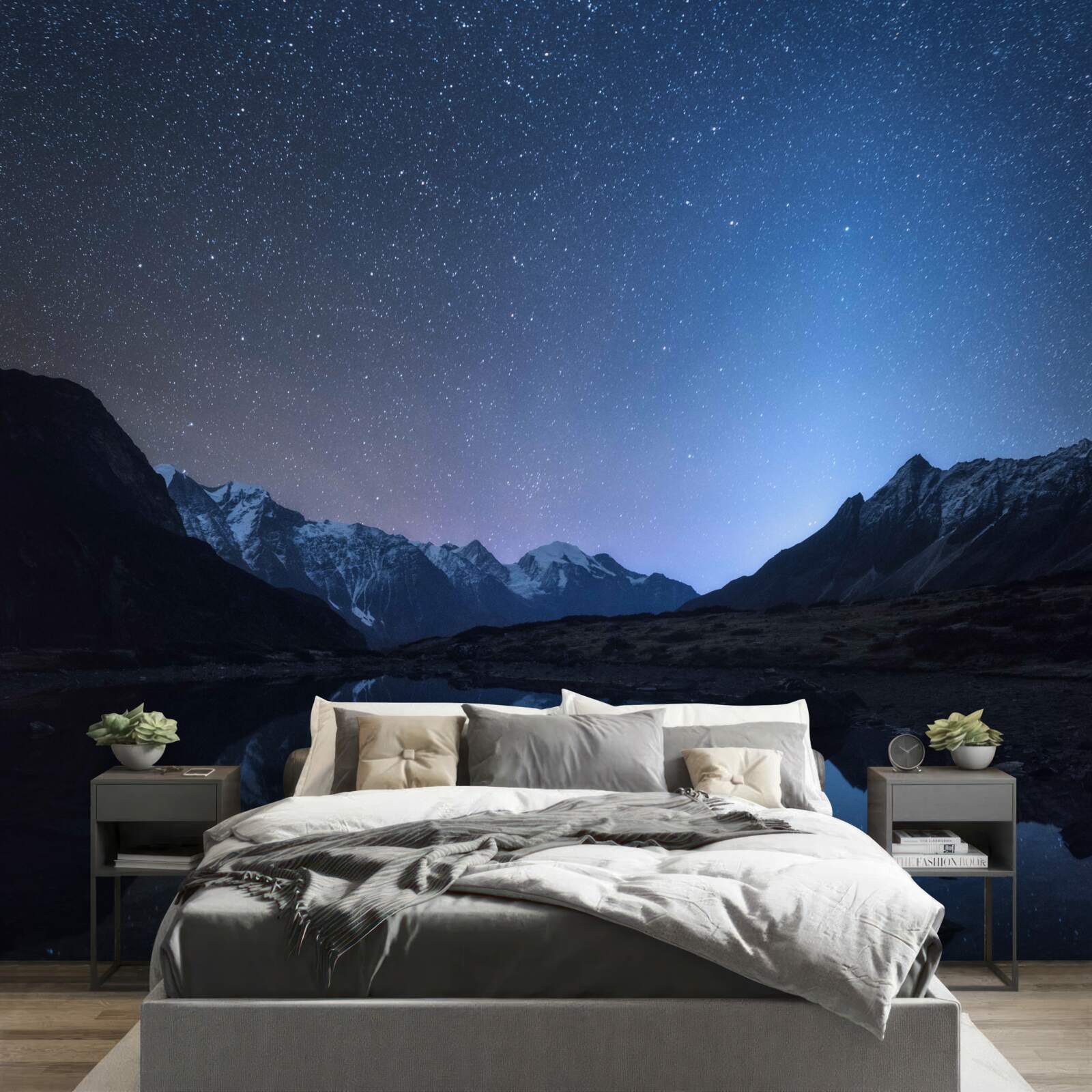 Fototapeta žiariaca nočná obloha plná hviezd v horách pri rybníku