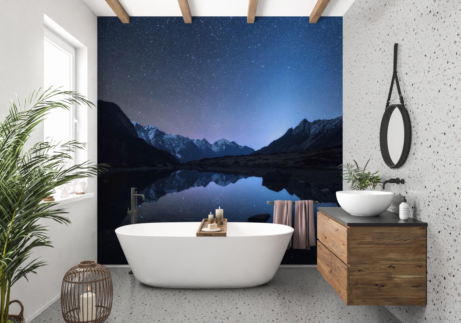 Fototapeta žiariaca nočná obloha plná hviezd v horách pri rybníku