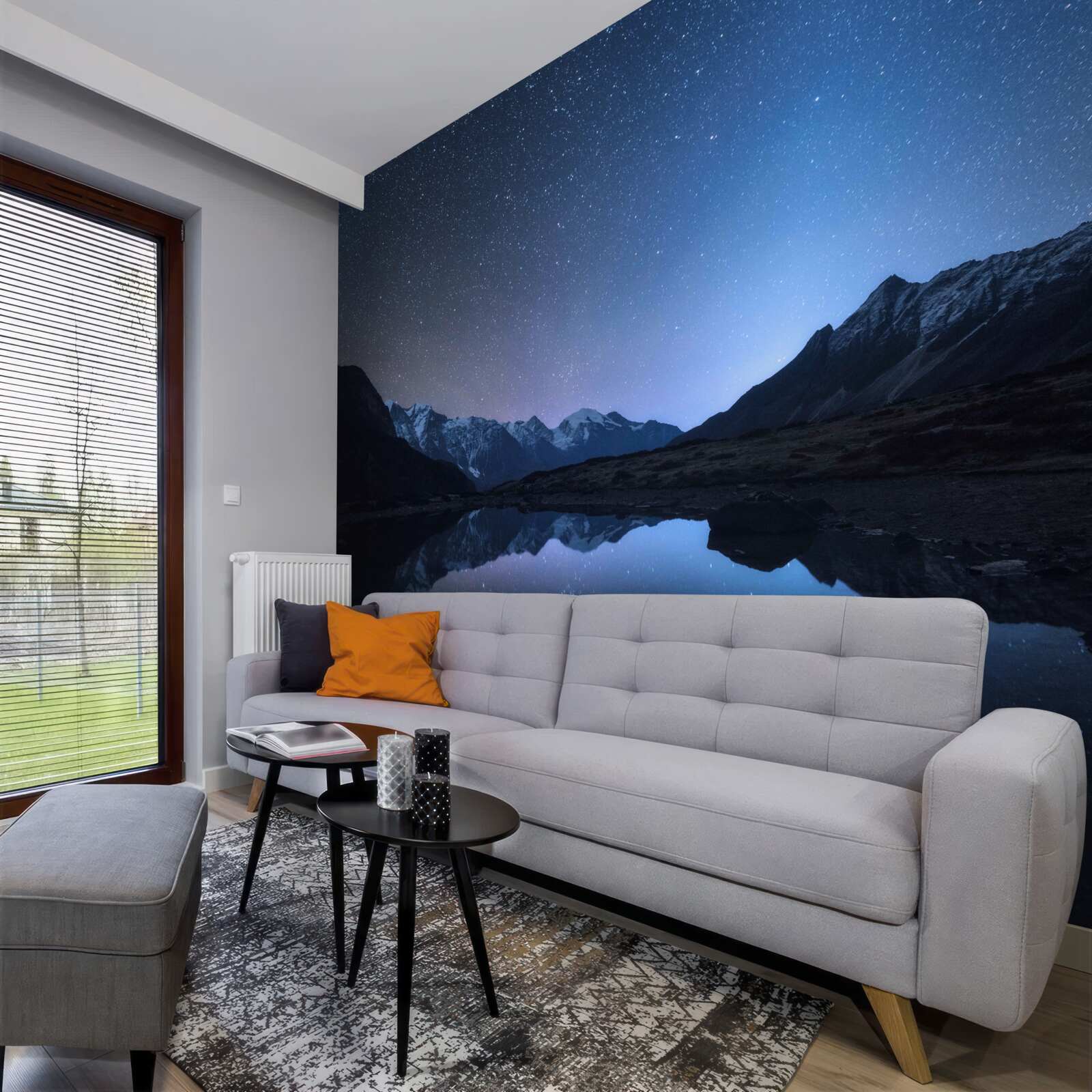 Fototapeta žiariaca nočná obloha plná hviezd v horách pri rybníku