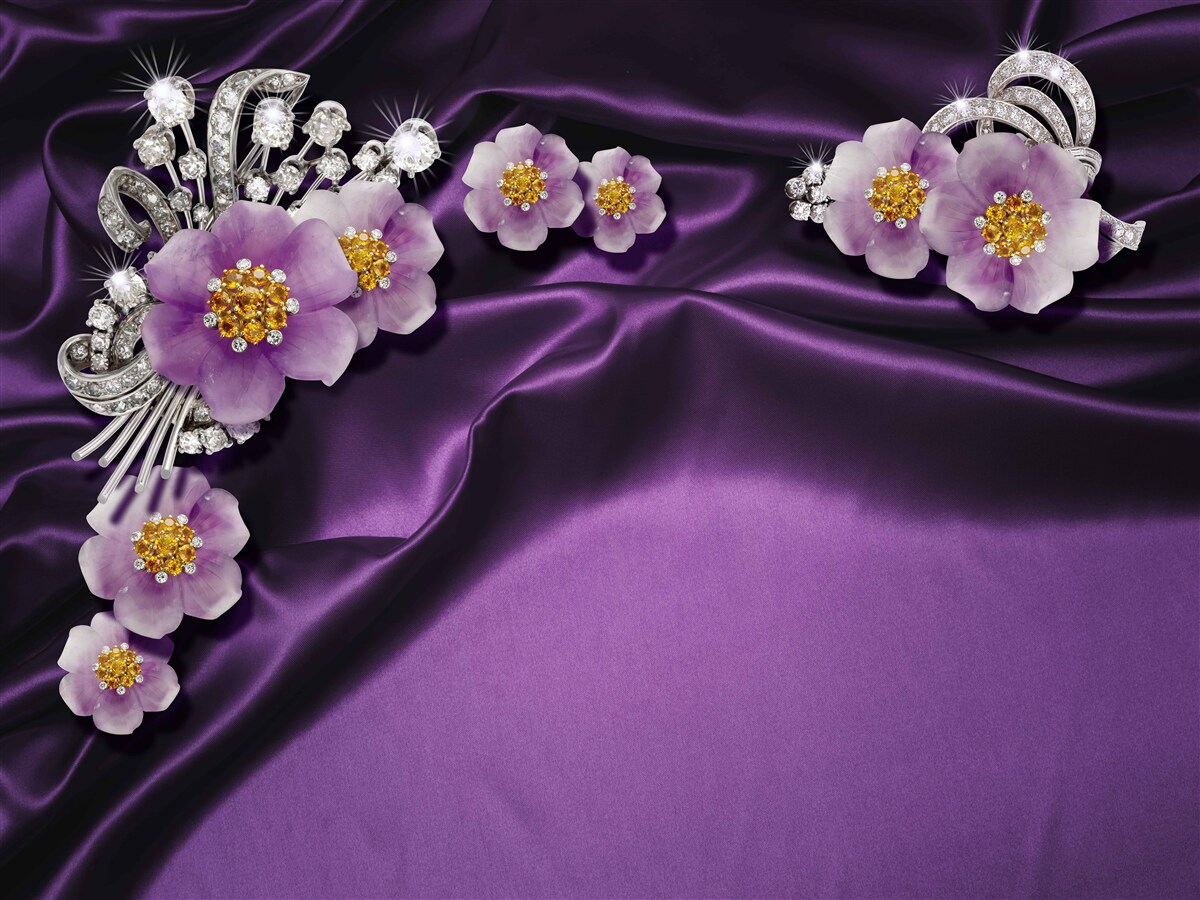 Fototapeta orgovánové kvety na tmavom hodvábe so striebornými akcentmi