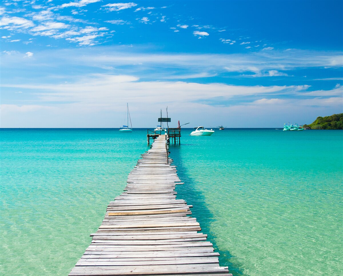 Fototapeta drevený most cez tyrkysovú vodu