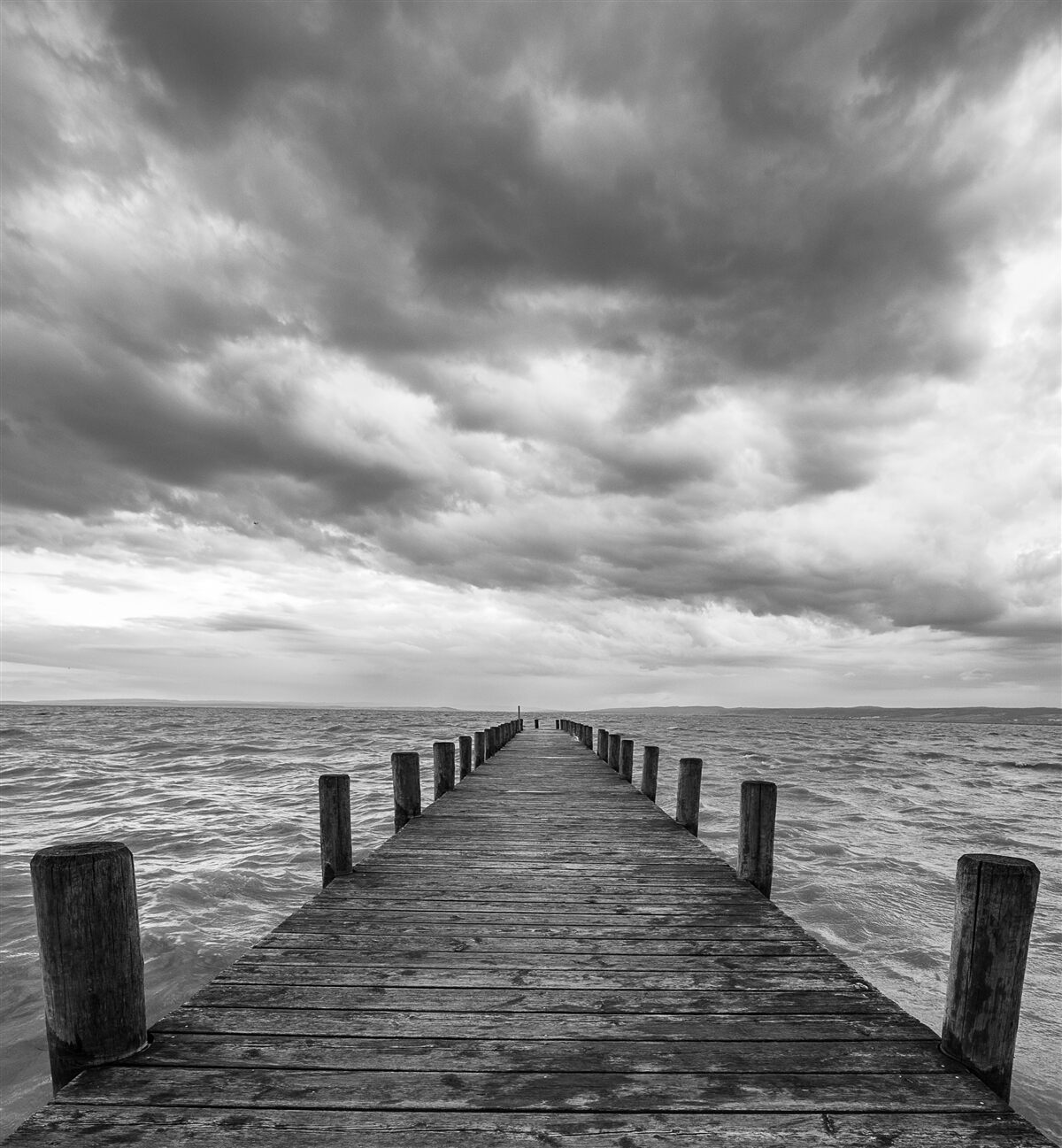 Fototapeta plávajúci most vedúci k moru