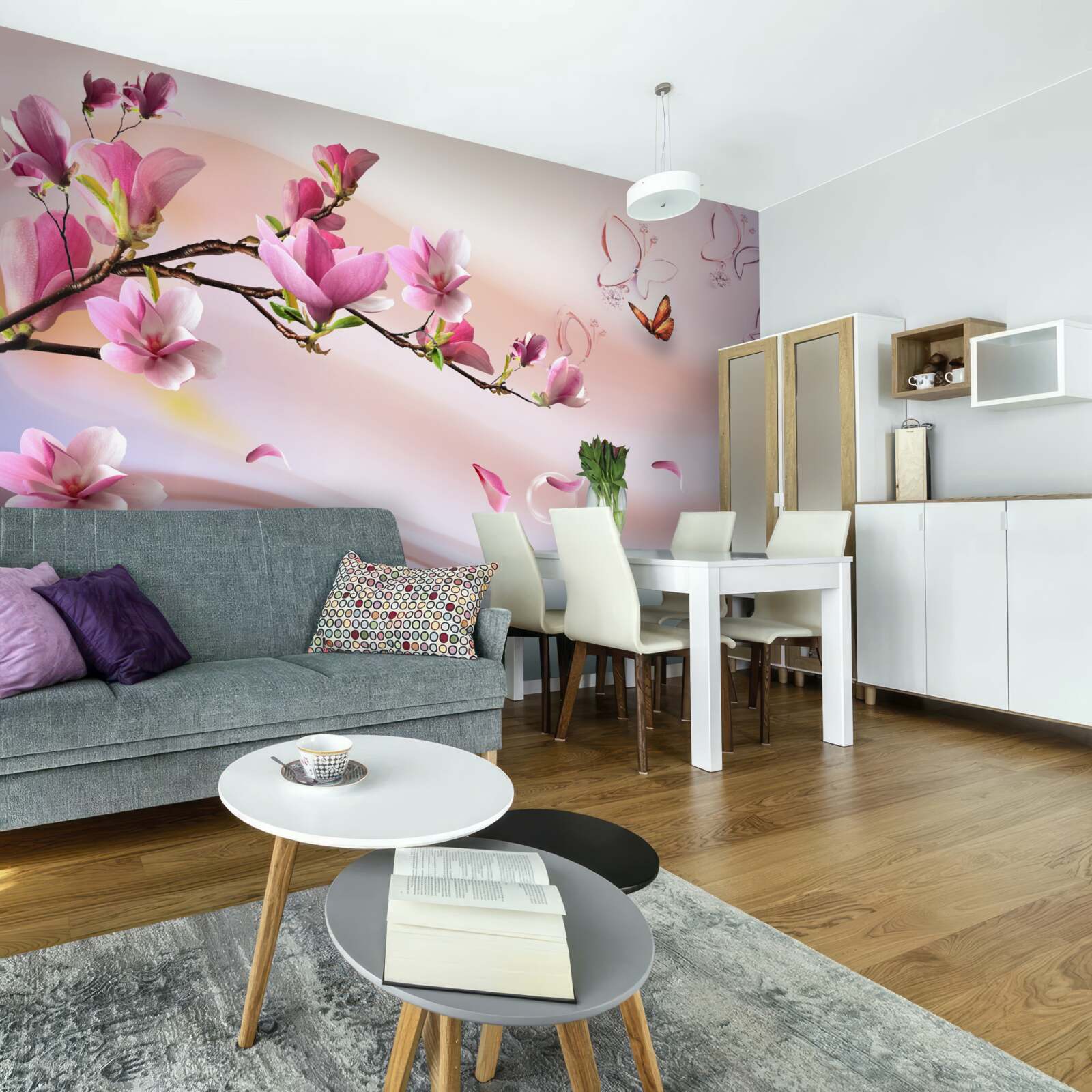 Fototapeta vetva s ružovými kvetmi a vlajúcimi motýľmi