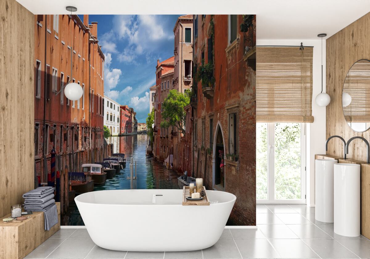 Fototapeta úzky priechod medzi budovami v Benátkach