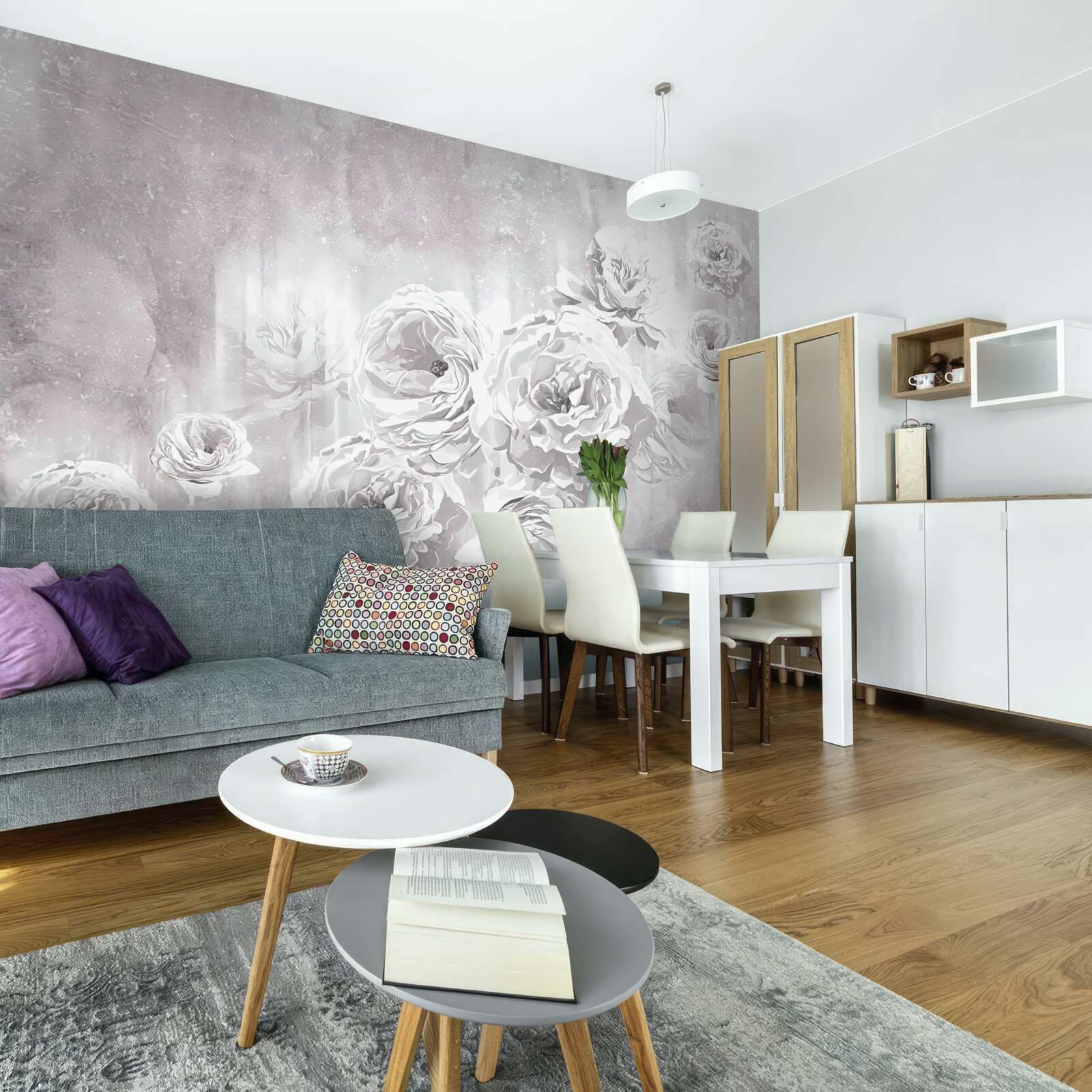 Fototapeta ruže vo svetlých farbách na pozadí odtieňov šedej a bielej