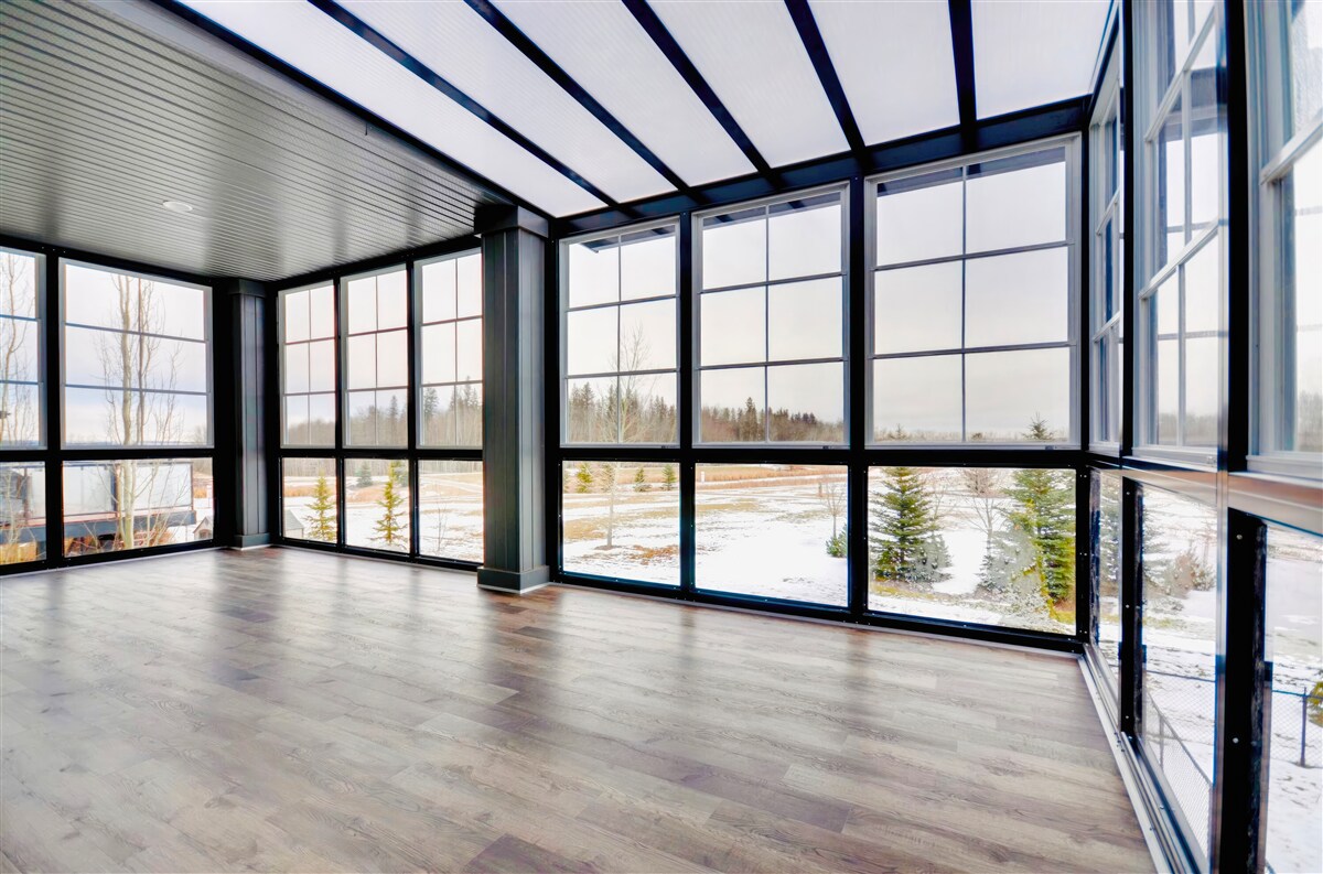 Fototapeta nezariadená izba s oknami od podlahy až po strop