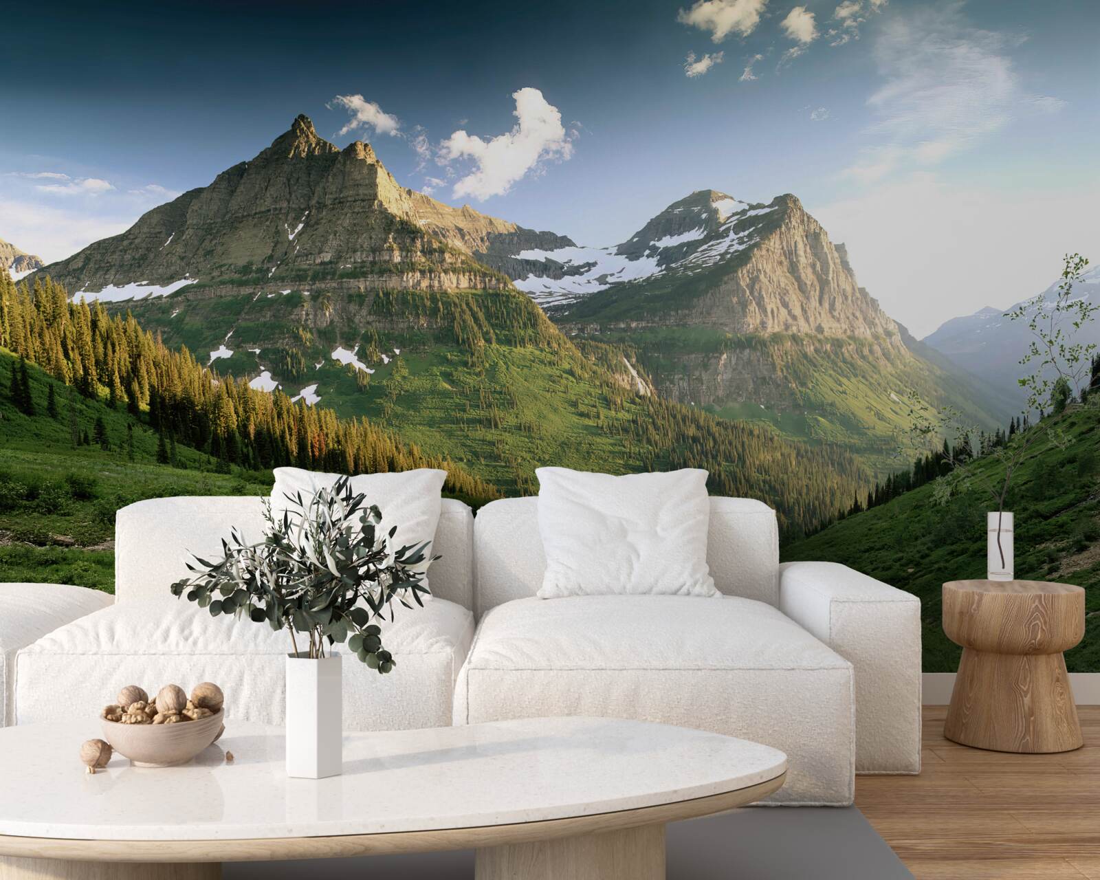 Fototapeta pohľad z trávnika na majestátne hory