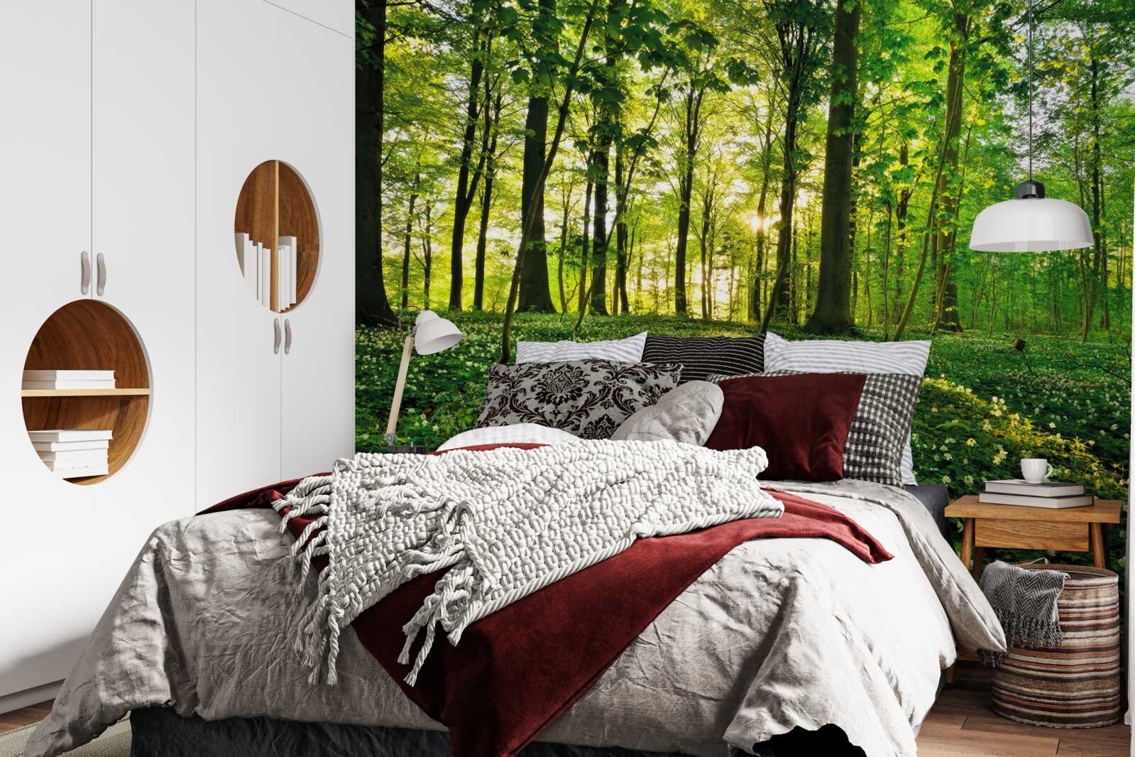 Fototapeta čistinka v lese pokrytá kvetmi