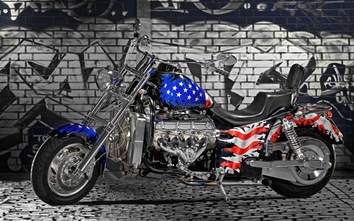 Fototapeta motorka vedľa maľovanej steny