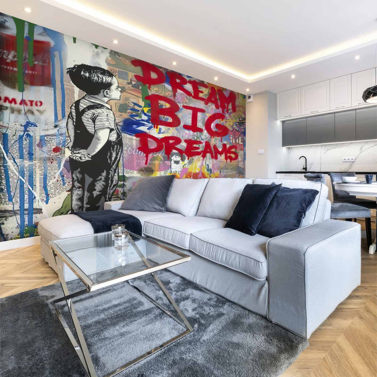 Fototapeta chlapec pozoruje stenu pokrytú kresbami