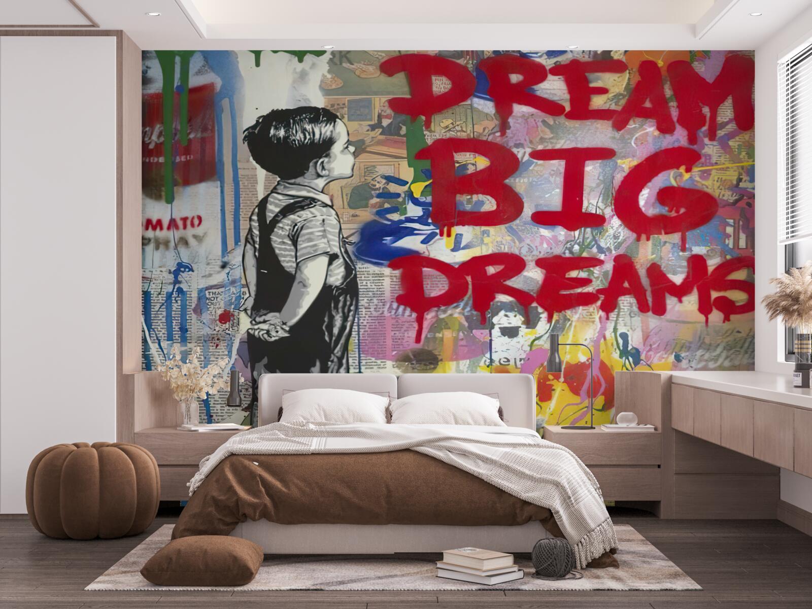 Fototapeta chlapec pozoruje stenu pokrytú kresbami