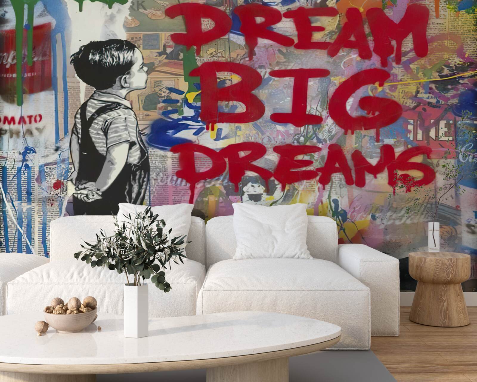 Fototapeta chlapec pozoruje stenu pokrytú kresbami