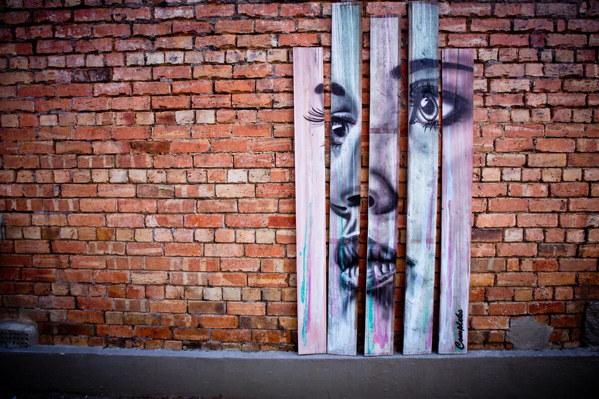 Fototapeta obraz ženy na šarlátovej tehlovej stene