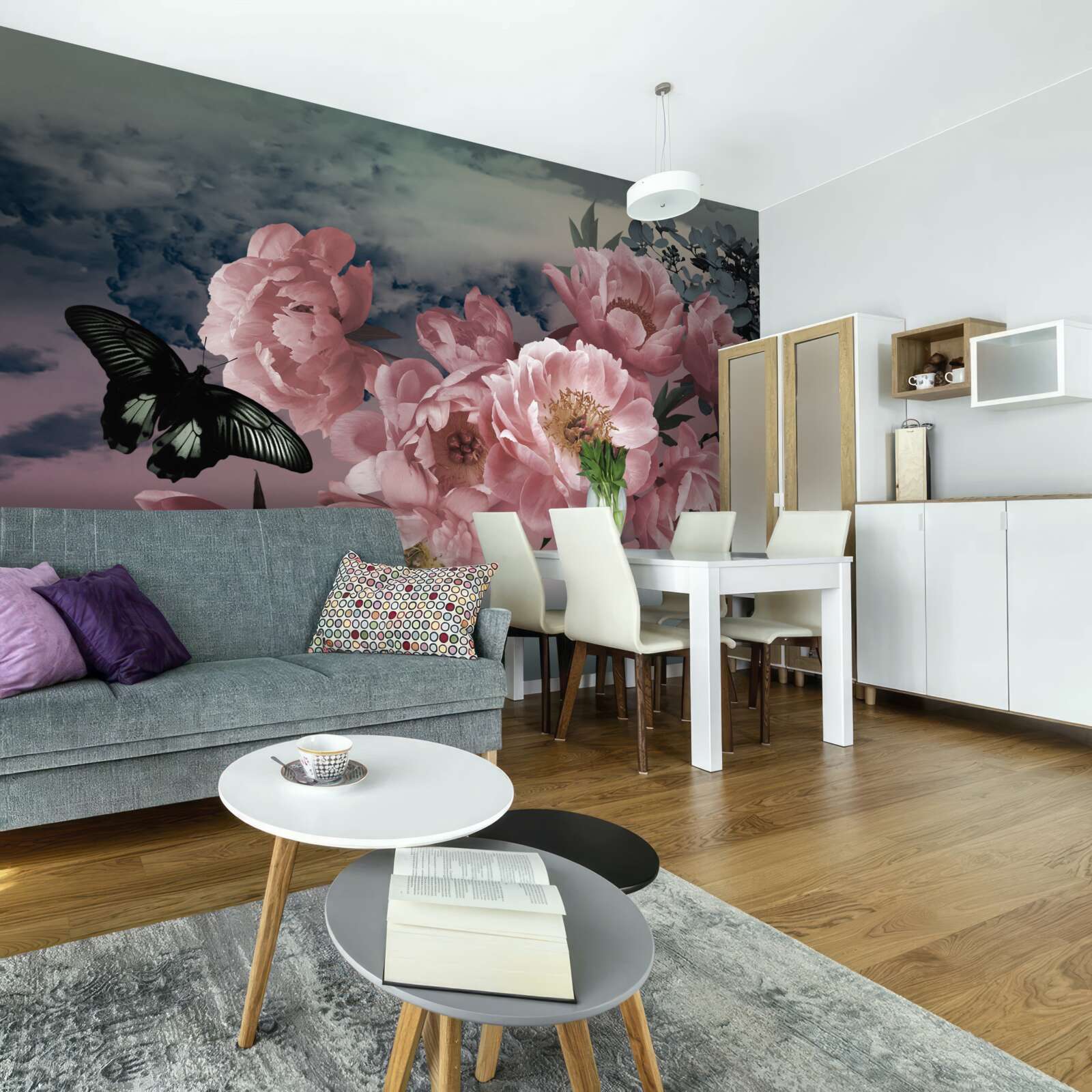 Fototapeta tmavý motýľ a ružové kvety