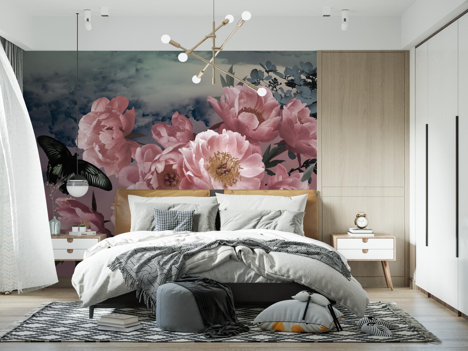 Fototapeta tmavý motýľ a ružové kvety