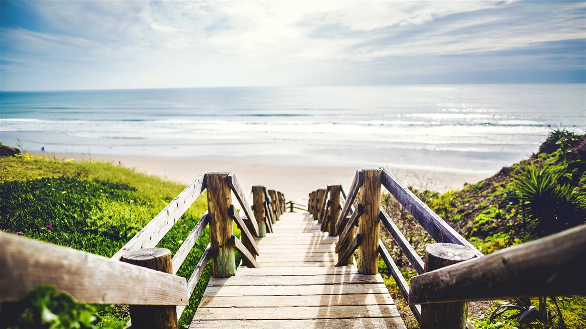 Fototapeta schody vedúce dolu k vode