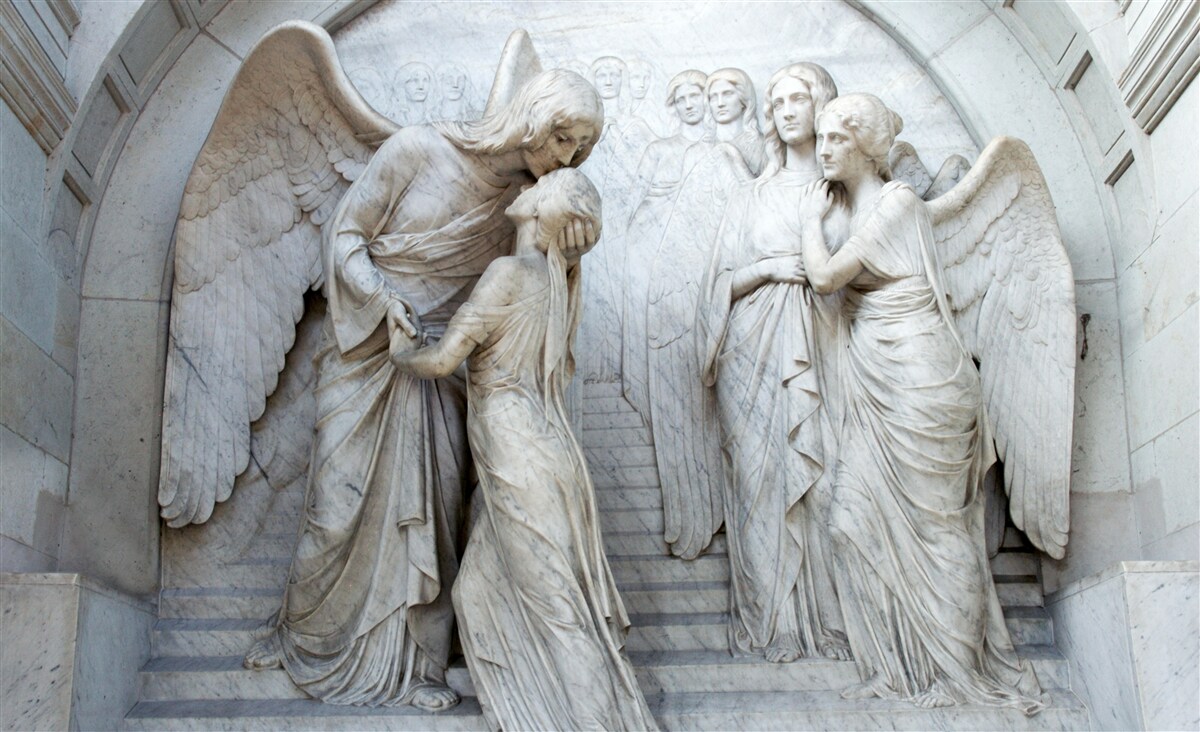 Fototapeta kompozícia sôch zobrazujúcich anjelov