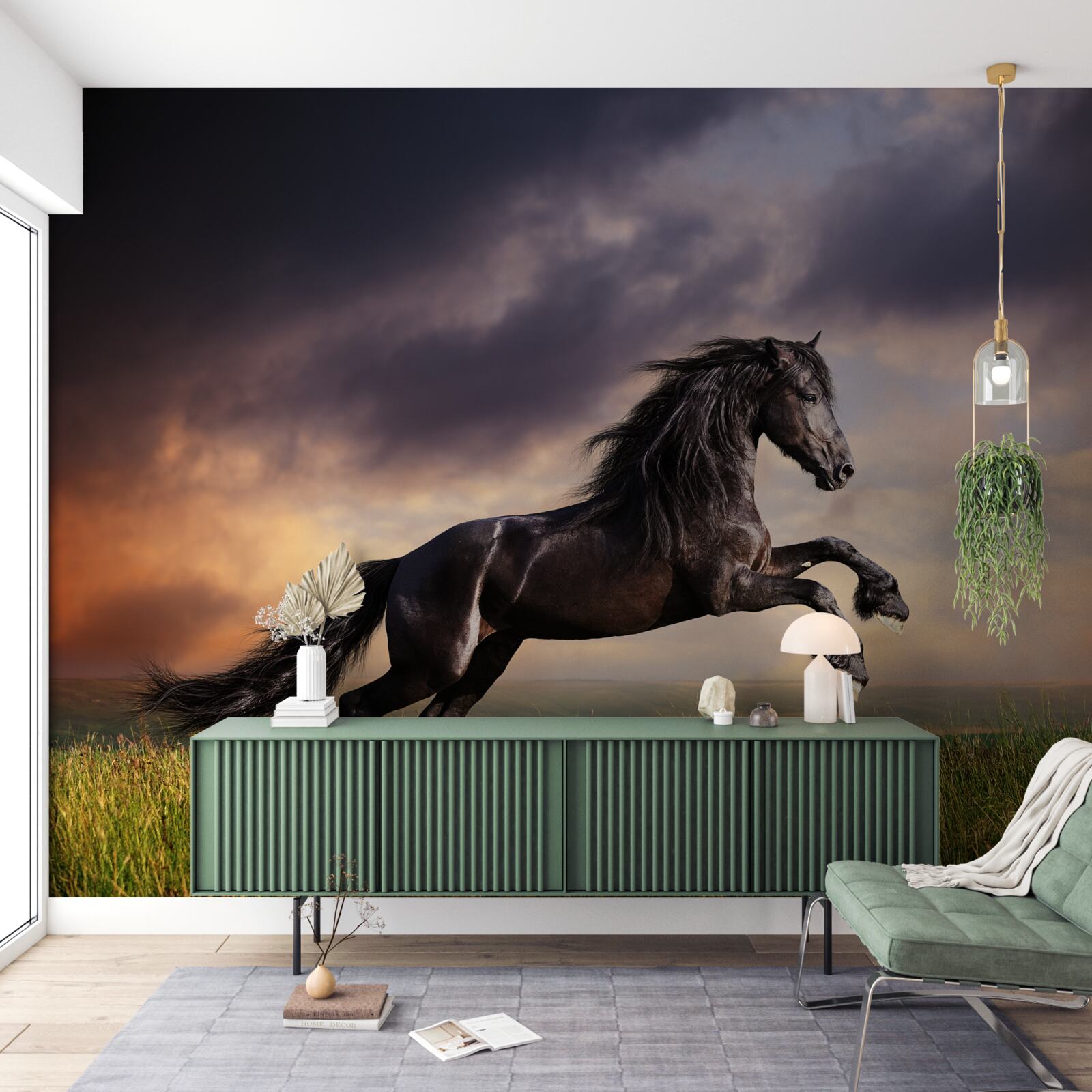 Fototapeta kôň cvála na pozadí tmavej oblohy